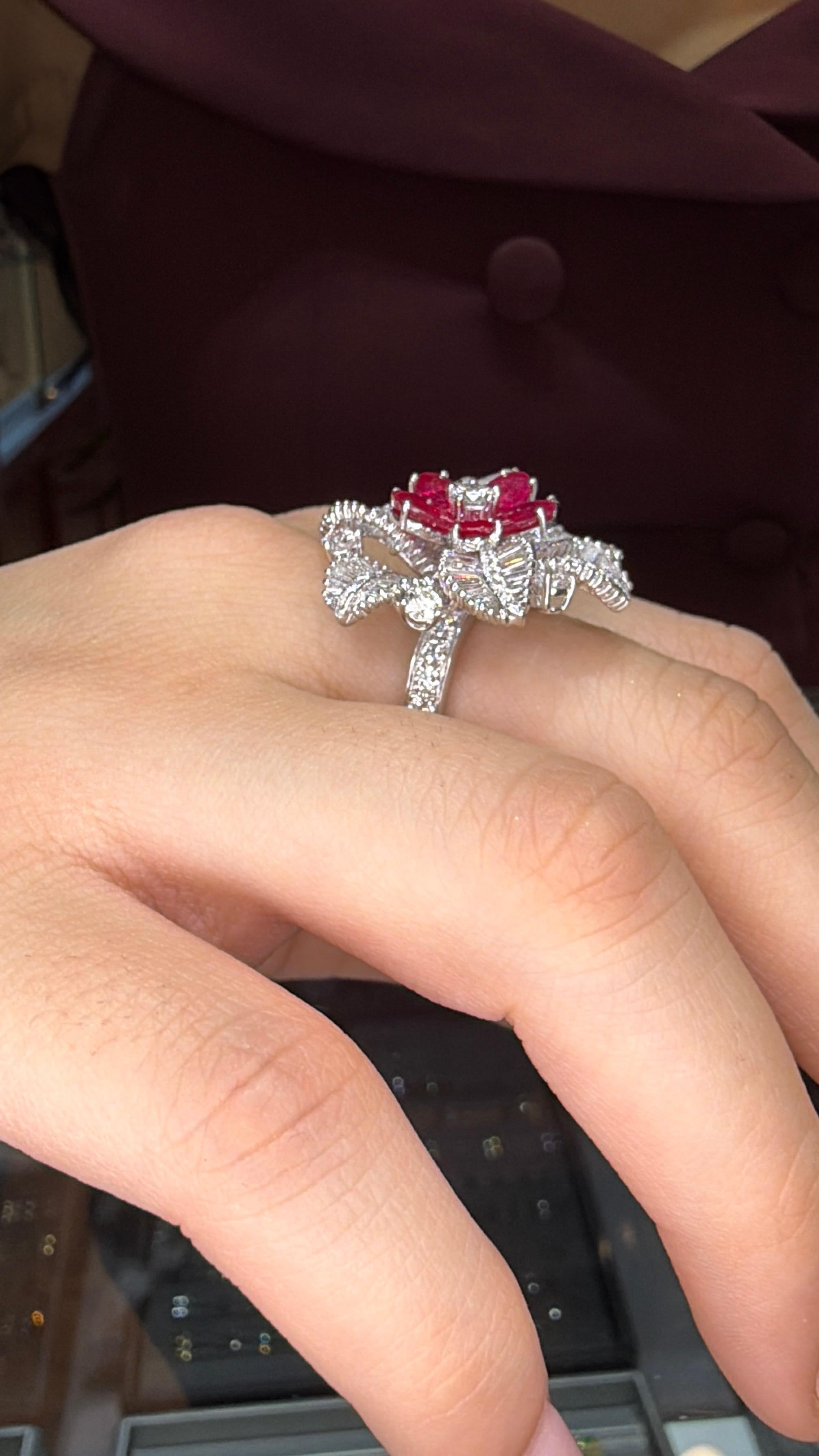 Suite di rubini birmani e diamanti baguette in platino (set) - Orecchini e anello da 19,15 carati in vendita 5