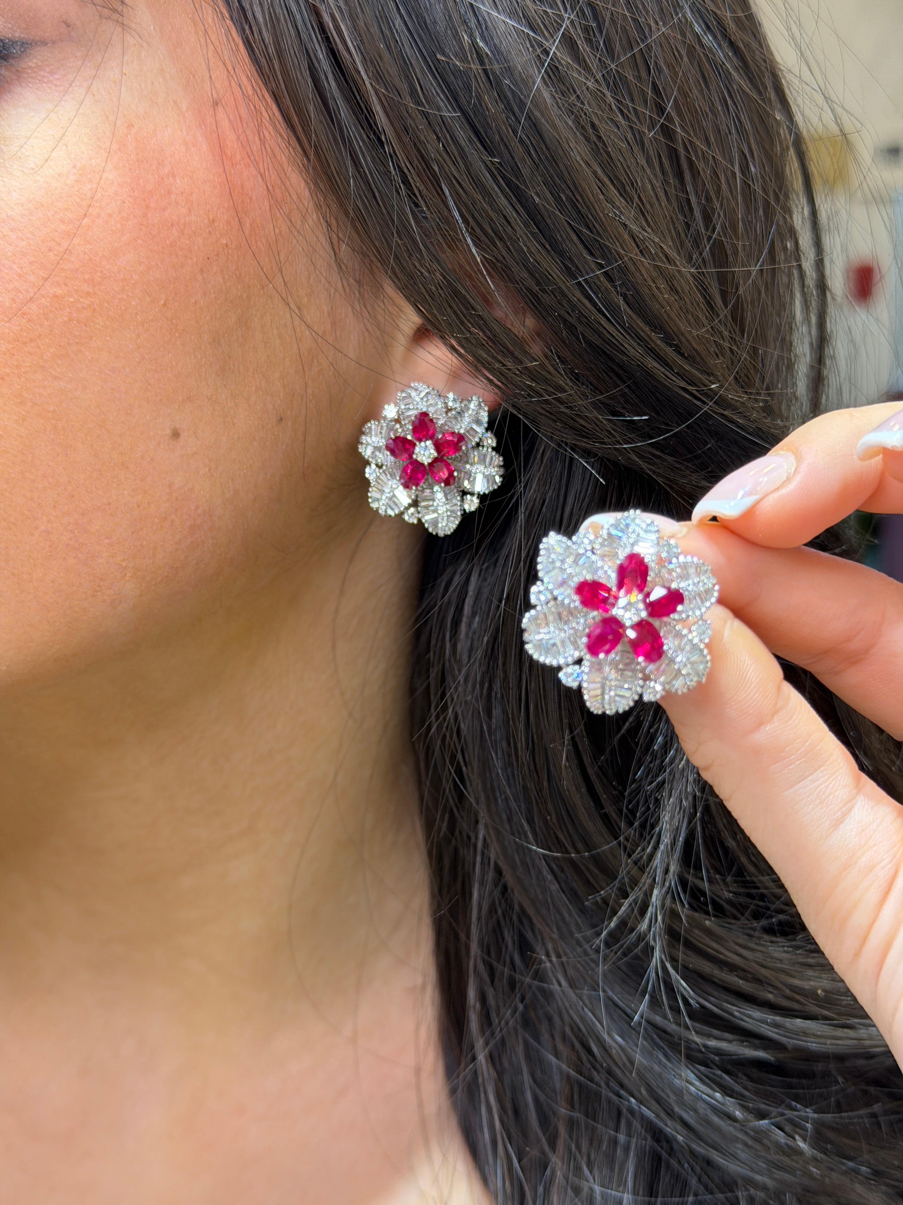 Suite di alta gioielleria in platino con rubino birmano e diamanti - 19,15 carati (orecchini + anello)

Una straordinaria suite di alta gioielleria in platino con rubini birmani e diamanti, composta da un paio di orecchini a grappolo tridimensionali