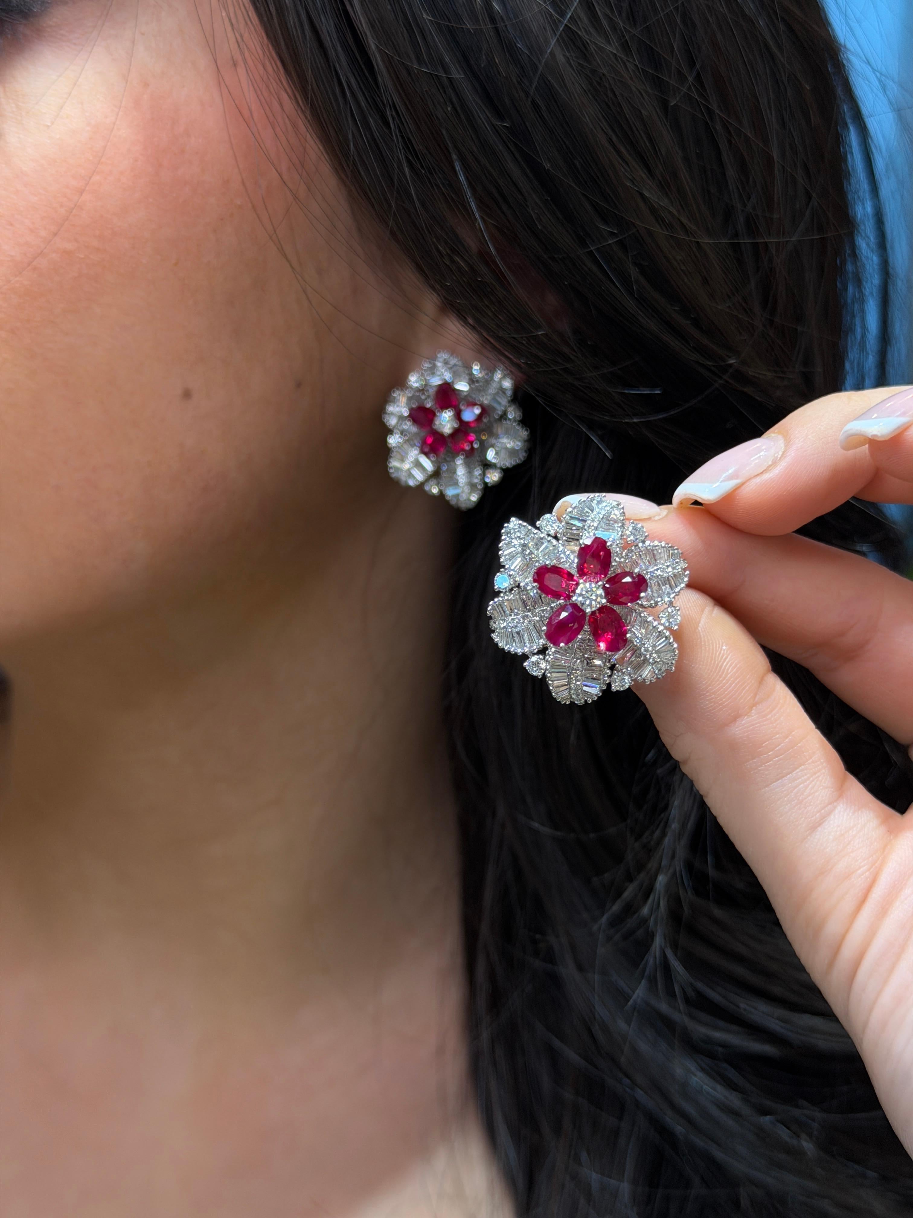 Suite di rubini birmani e diamanti baguette in platino (set) - Orecchini e anello da 19,15 carati In condizioni Nuovo in vendita a Great Neck, NY