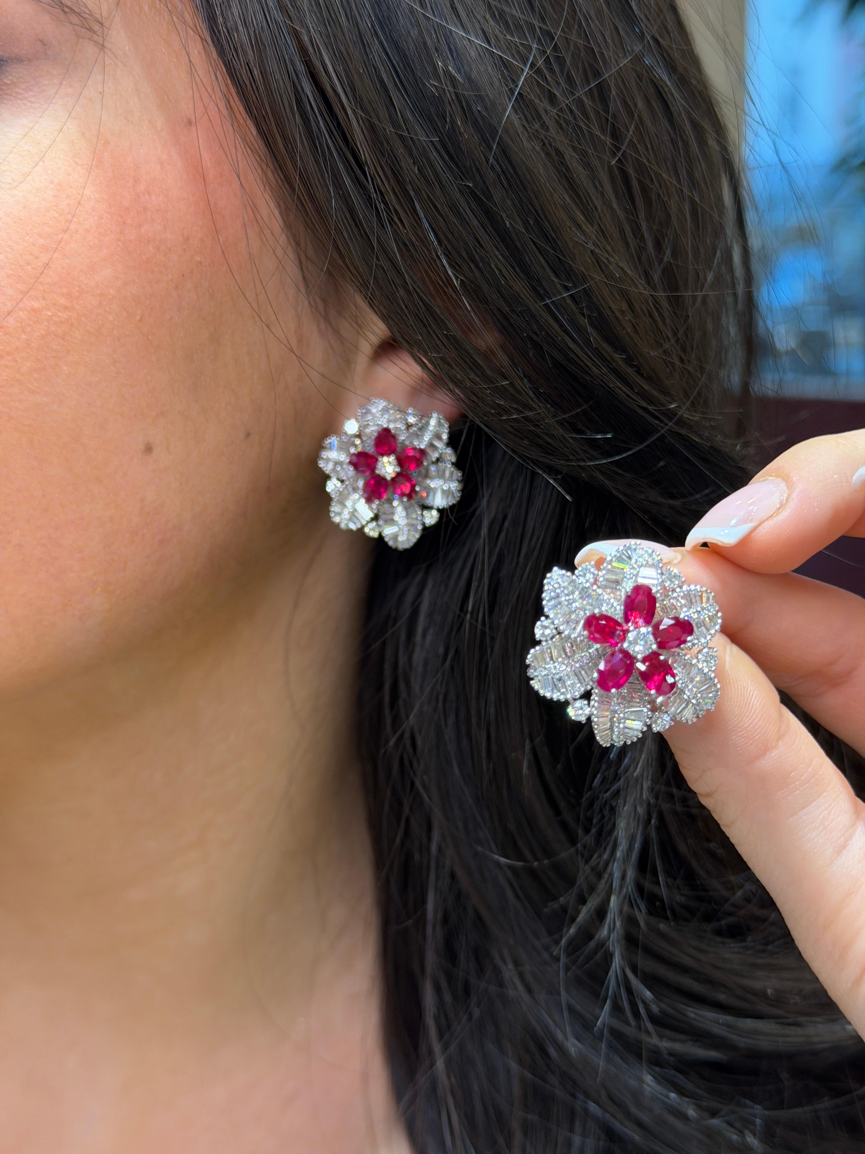 Donna Suite di rubini birmani e diamanti baguette in platino (set) - Orecchini e anello da 19,15 carati in vendita