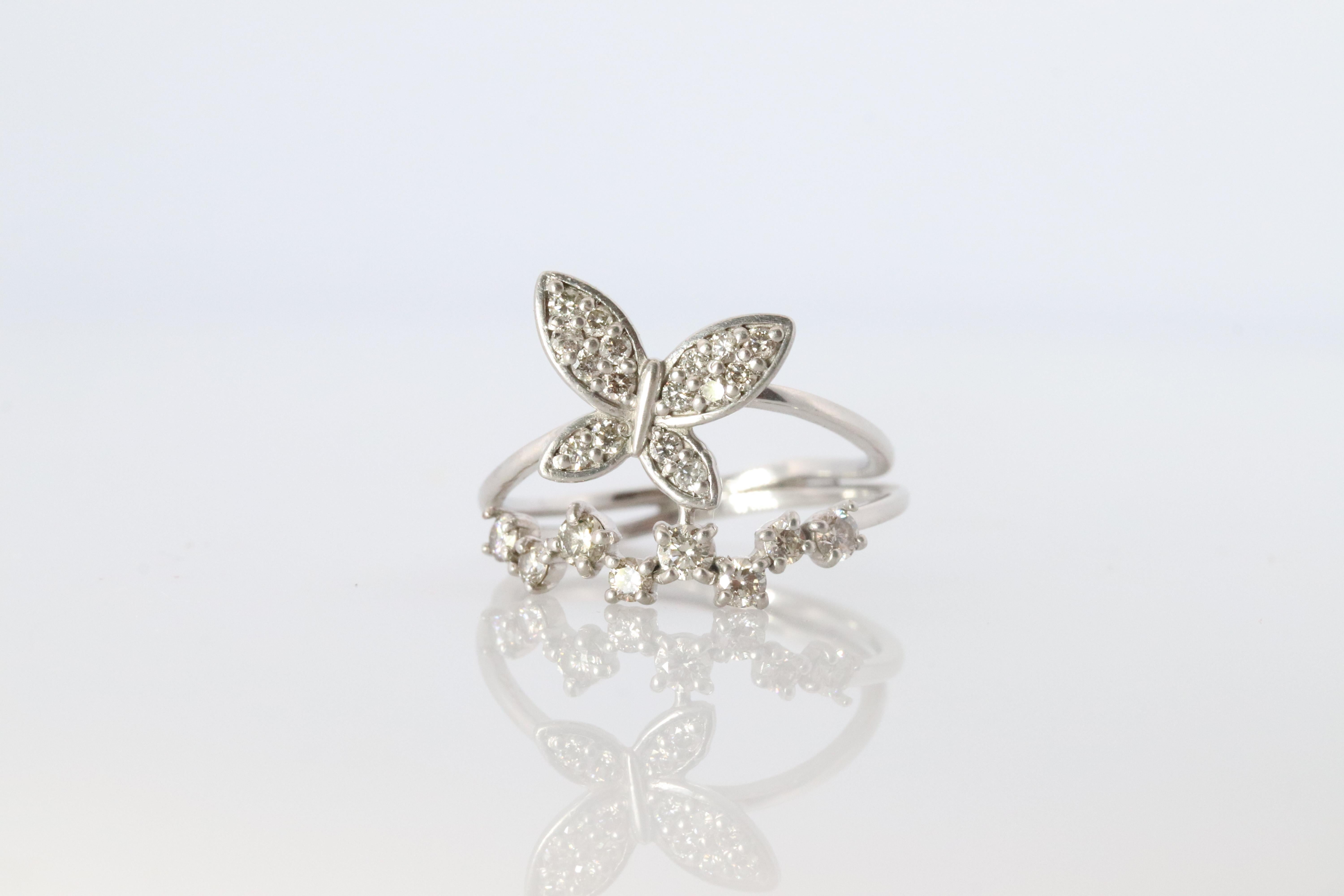 Anillo Mariposa de platino. Pt900 Fun Diamante Anillo en racimo Dainty. Moderno en venta