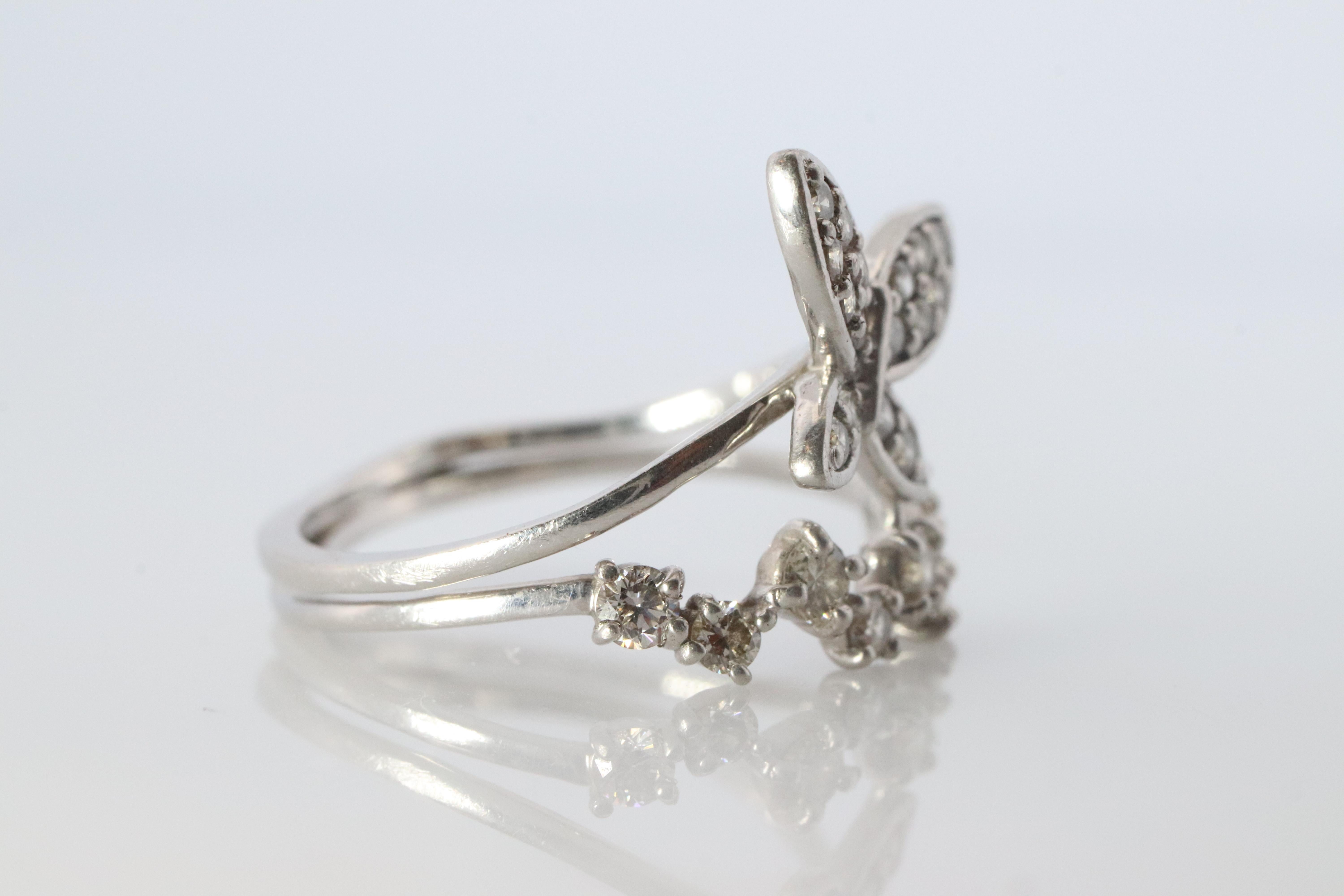 De las mujeres Anillo Mariposa de platino. Pt900 Fun Diamante Anillo en racimo Dainty. en venta
