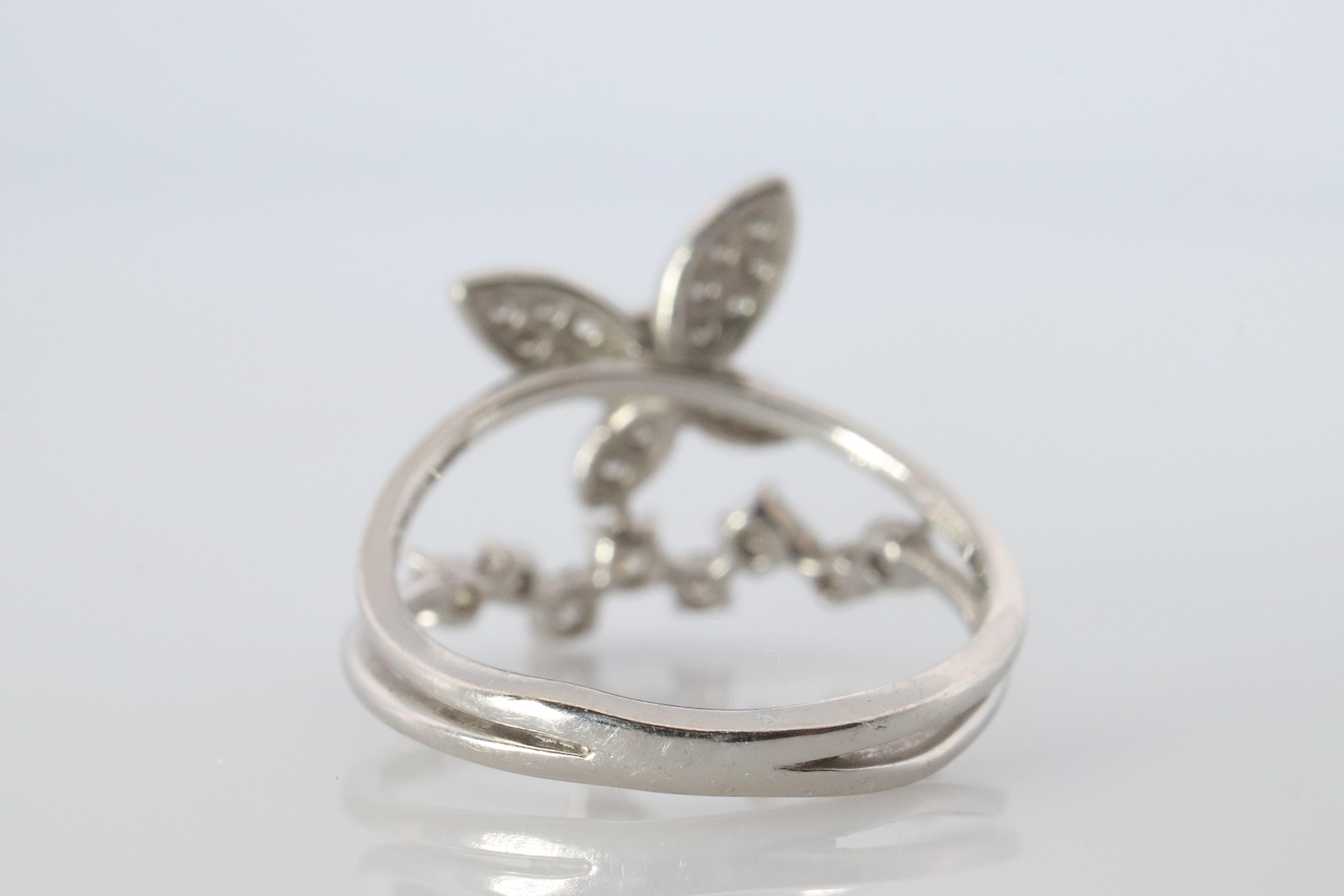 Anillo Mariposa de platino. Pt900 Fun Diamante Anillo en racimo Dainty. en venta 1