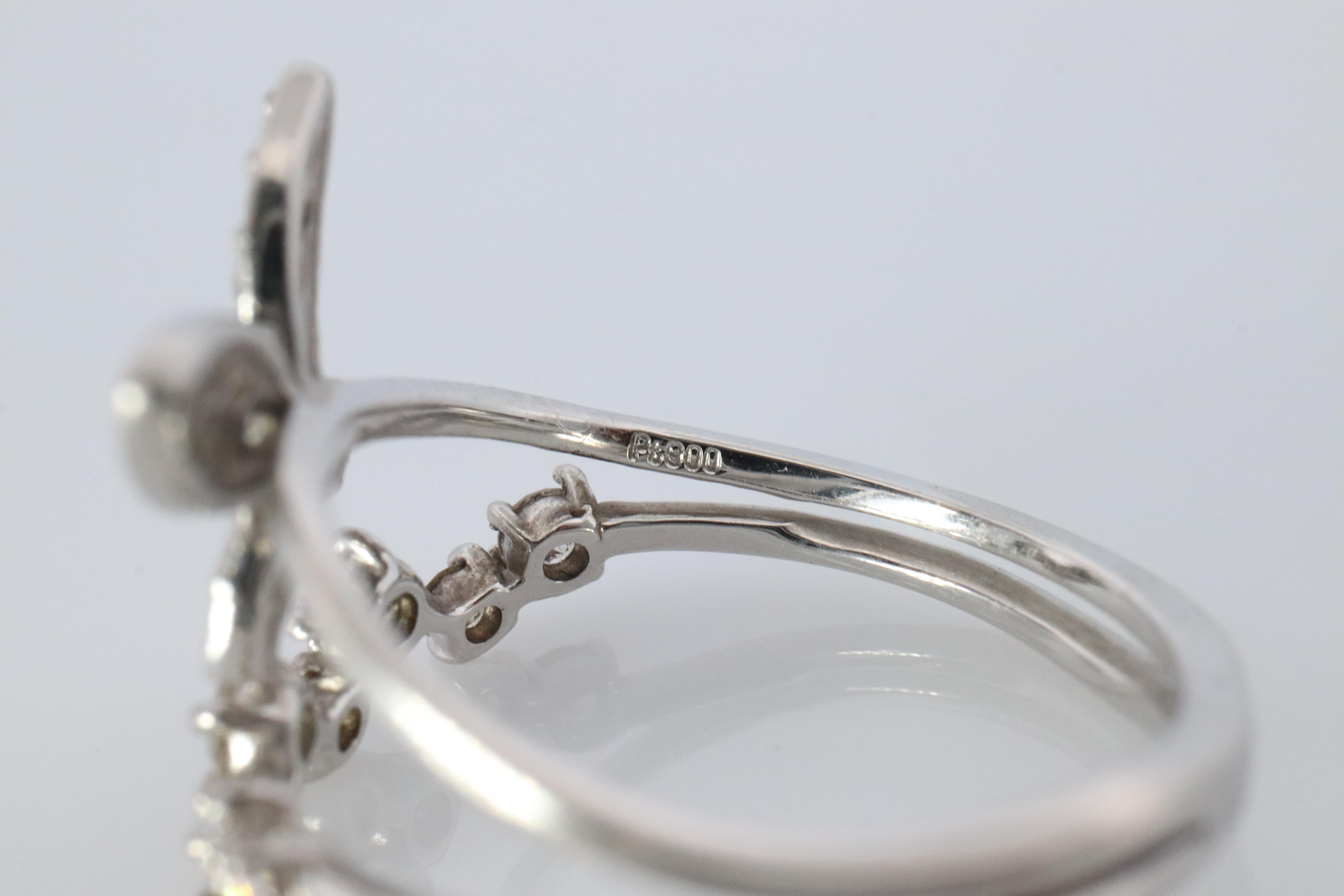 Anillo Mariposa de platino. Pt900 Fun Diamante Anillo en racimo Dainty. en venta 2