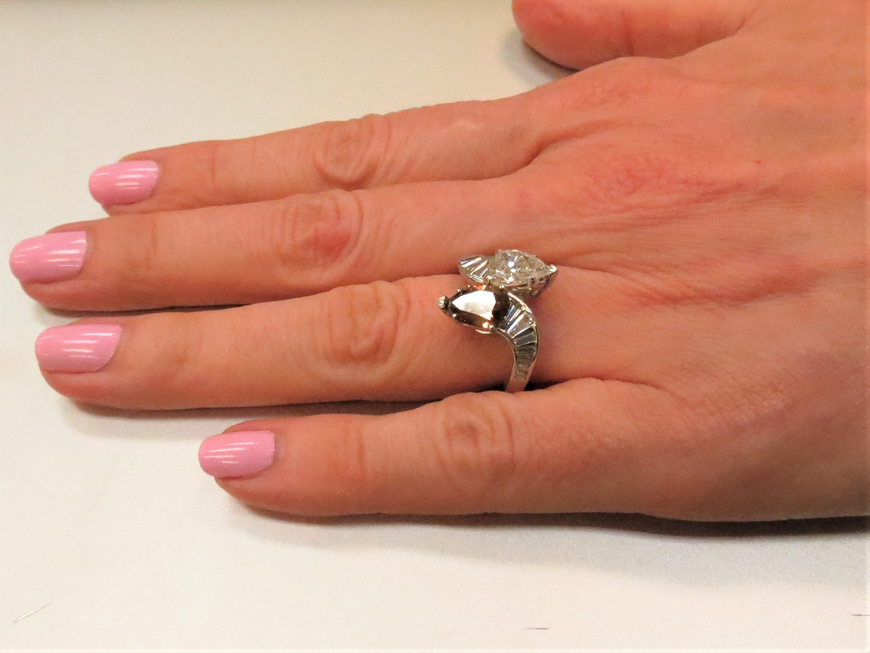 Platin Bypass Ring mit cognacfarbenen und weißen Diamanten in Birnenform und Baguetteschliff (Zeitgenössisch) im Angebot