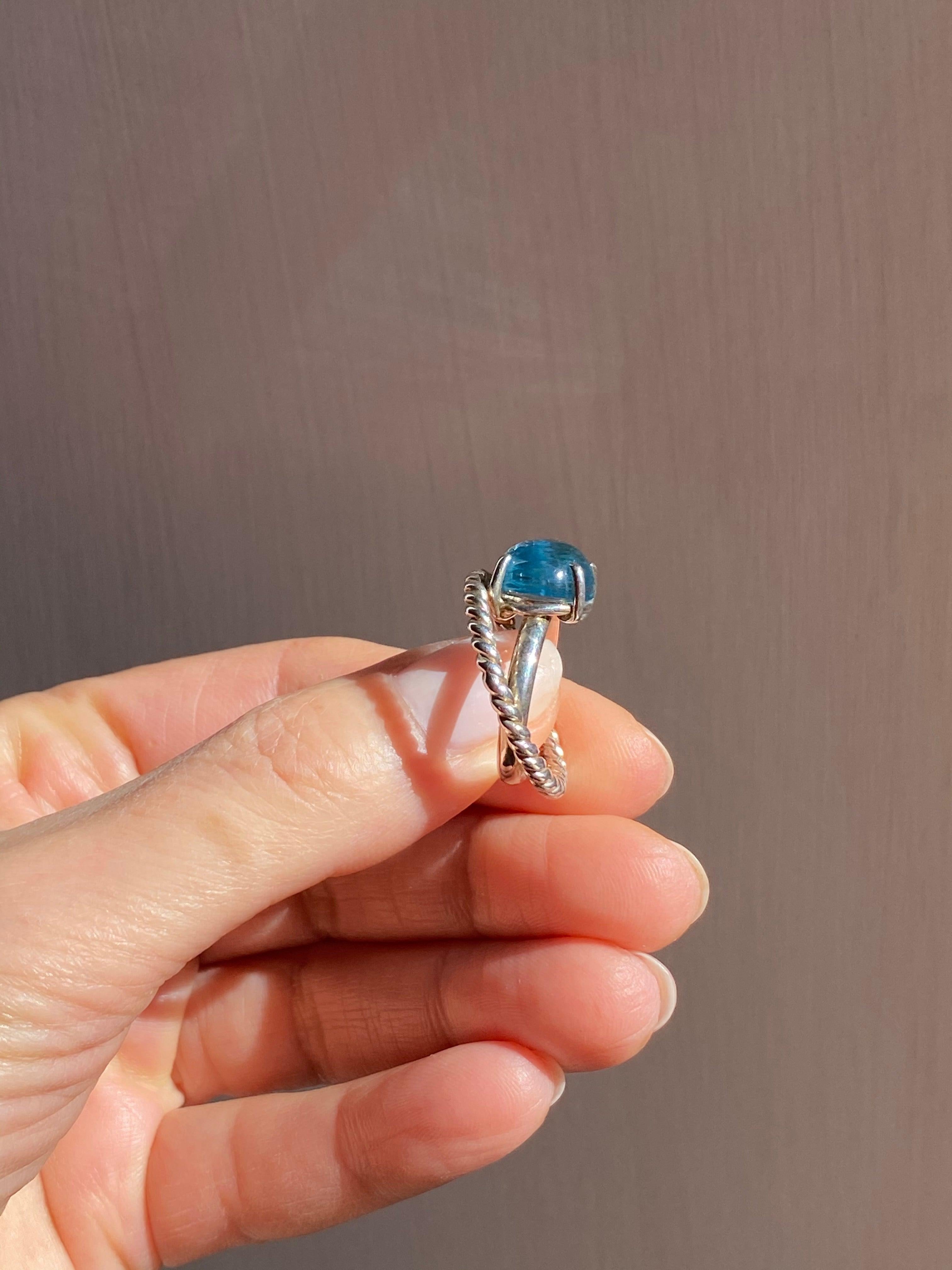 Anello in platino con taglio a cabochon di topazio blu dal design moderno in vendita 7