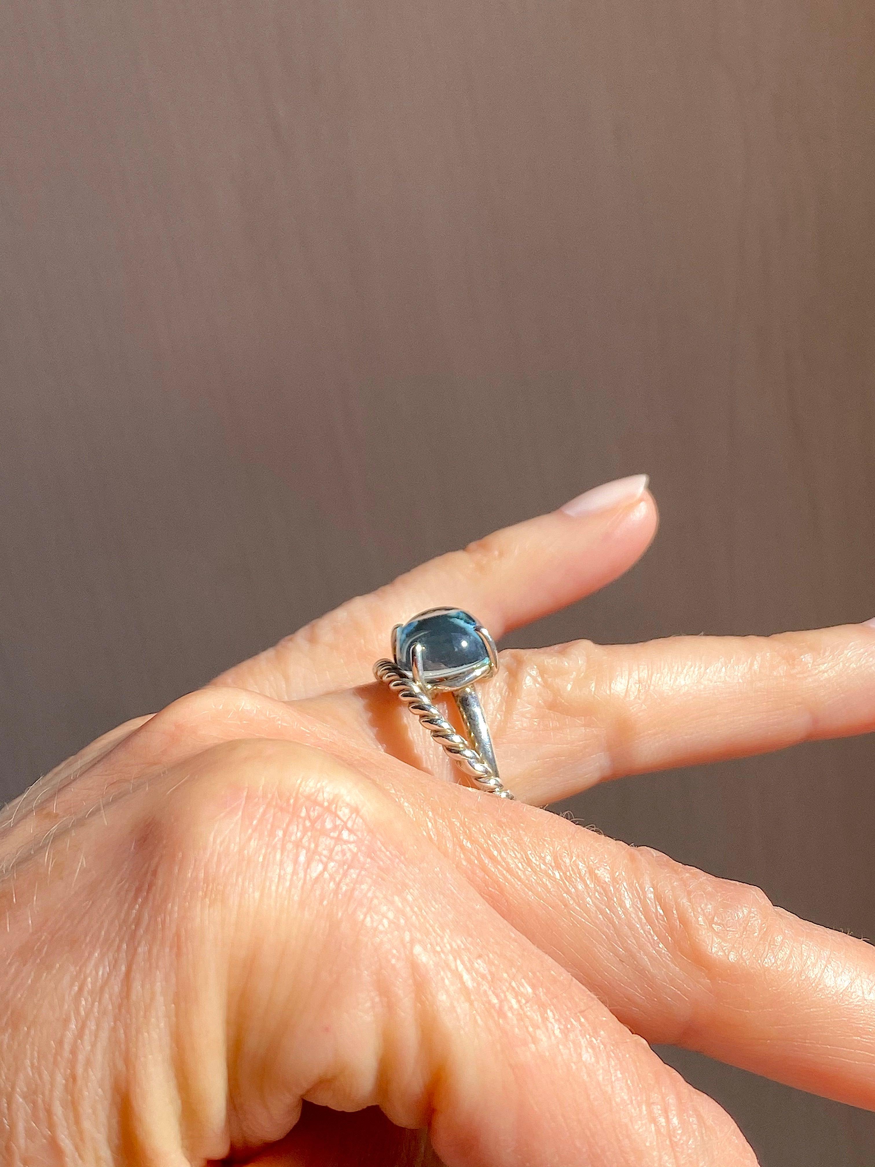 Donna Anello in platino con taglio a cabochon di topazio blu dal design moderno in vendita