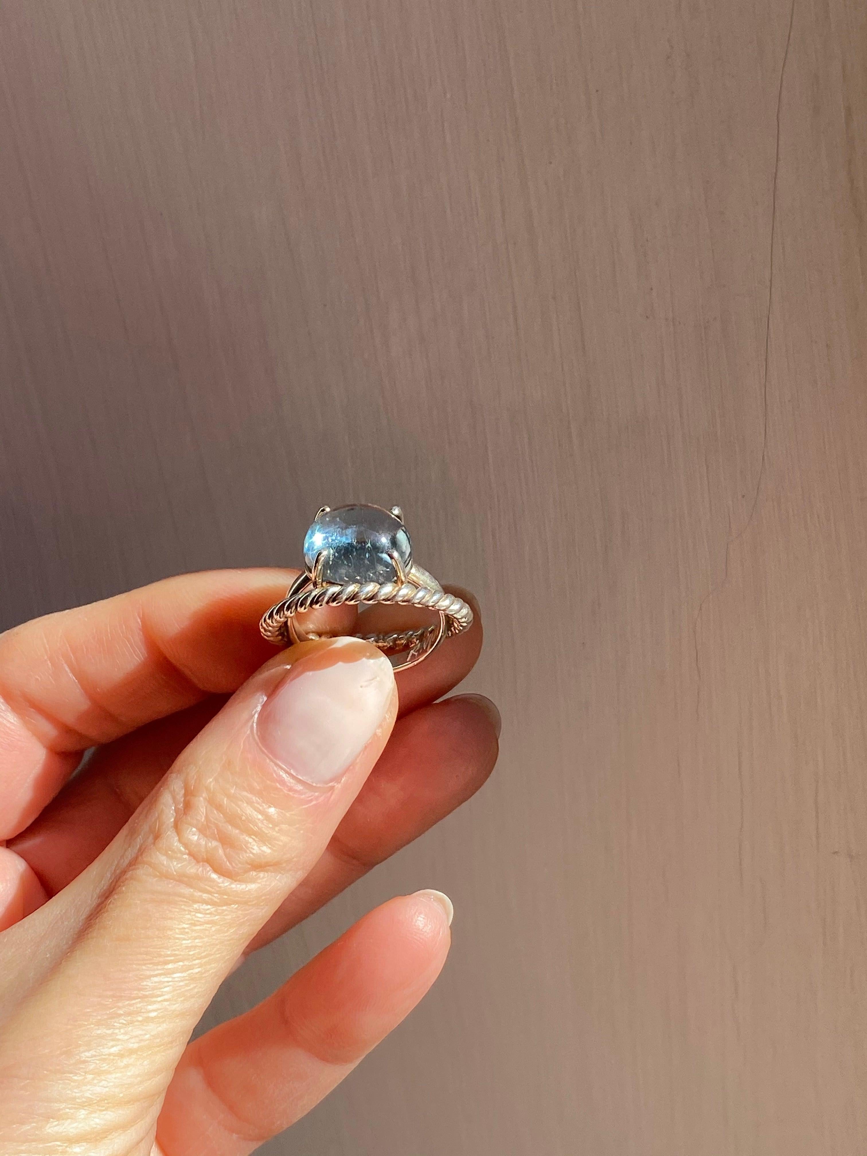 Anello in platino con taglio a cabochon di topazio blu dal design moderno in vendita 2