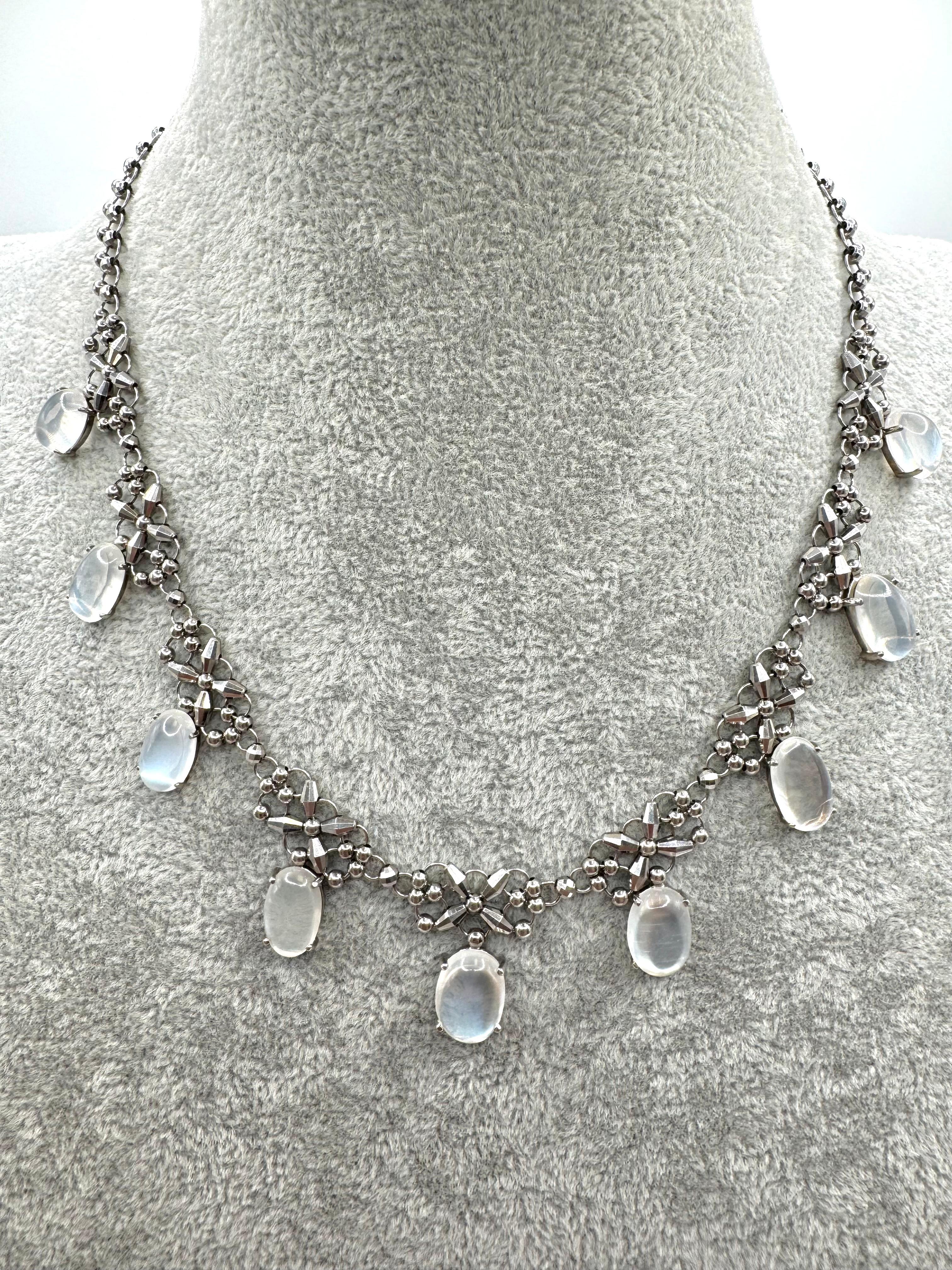 Cabochon Collana di platino con pietra di luna cabochon in vendita