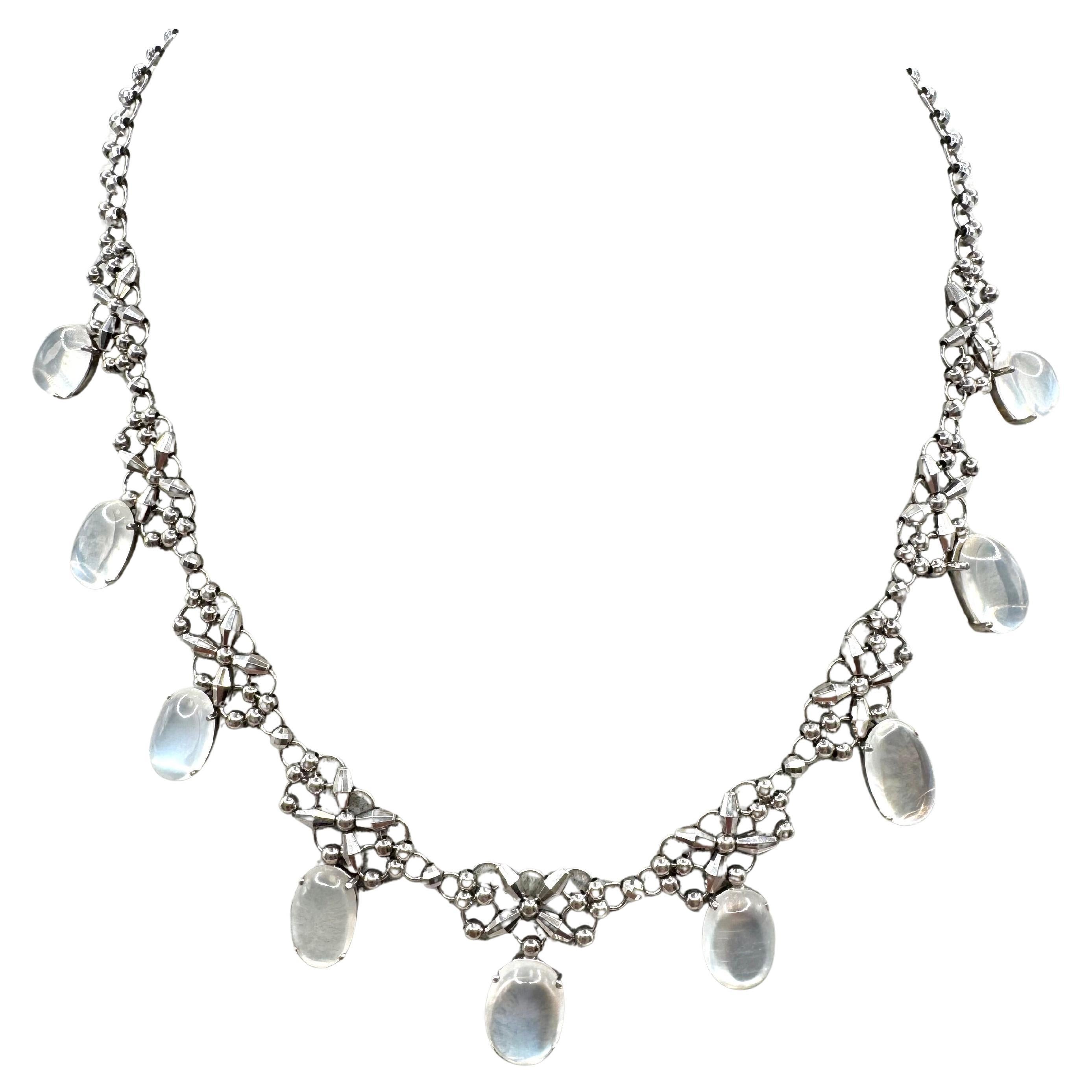 Collana di platino con pietra di luna cabochon
