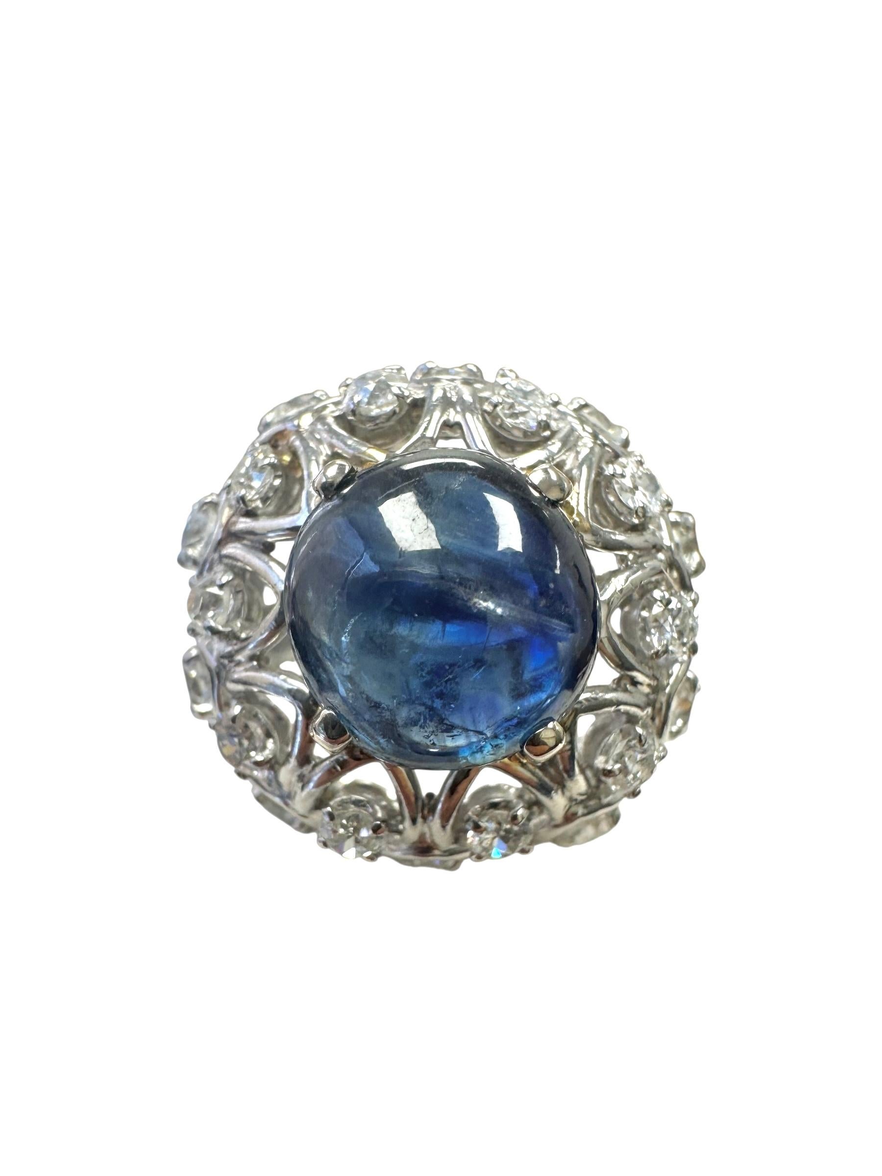 Cabochon Anello in platino con zaffiro cabochon e diamante a cupola in vendita