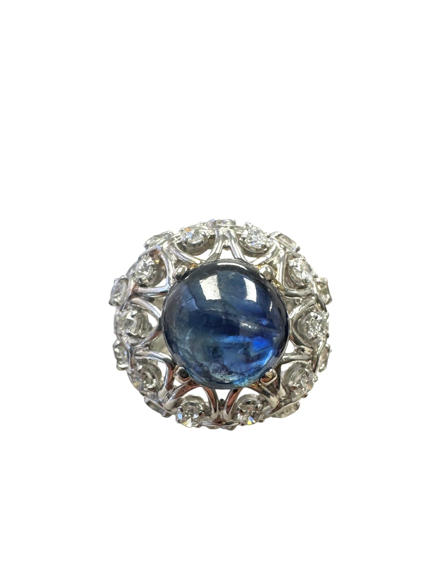 Anello in platino con zaffiro cabochon e diamante a cupola In condizioni ottime in vendita a Great Neck Plaza, NY