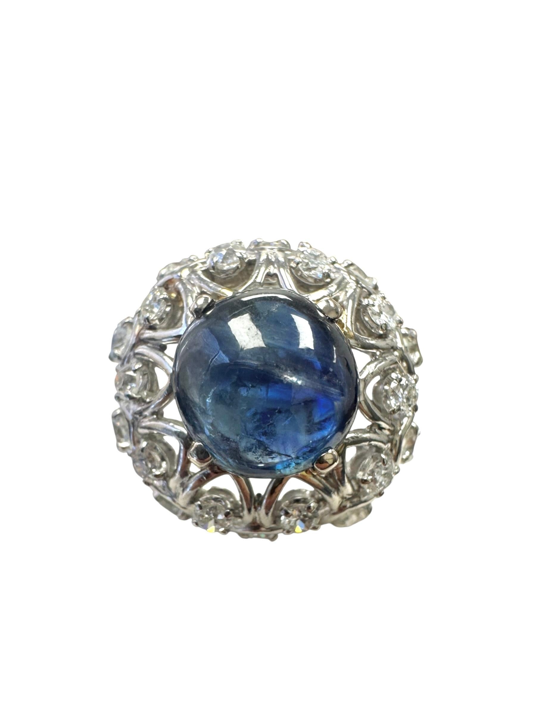 Anello in platino con zaffiro cabochon e diamante a cupola in vendita 1