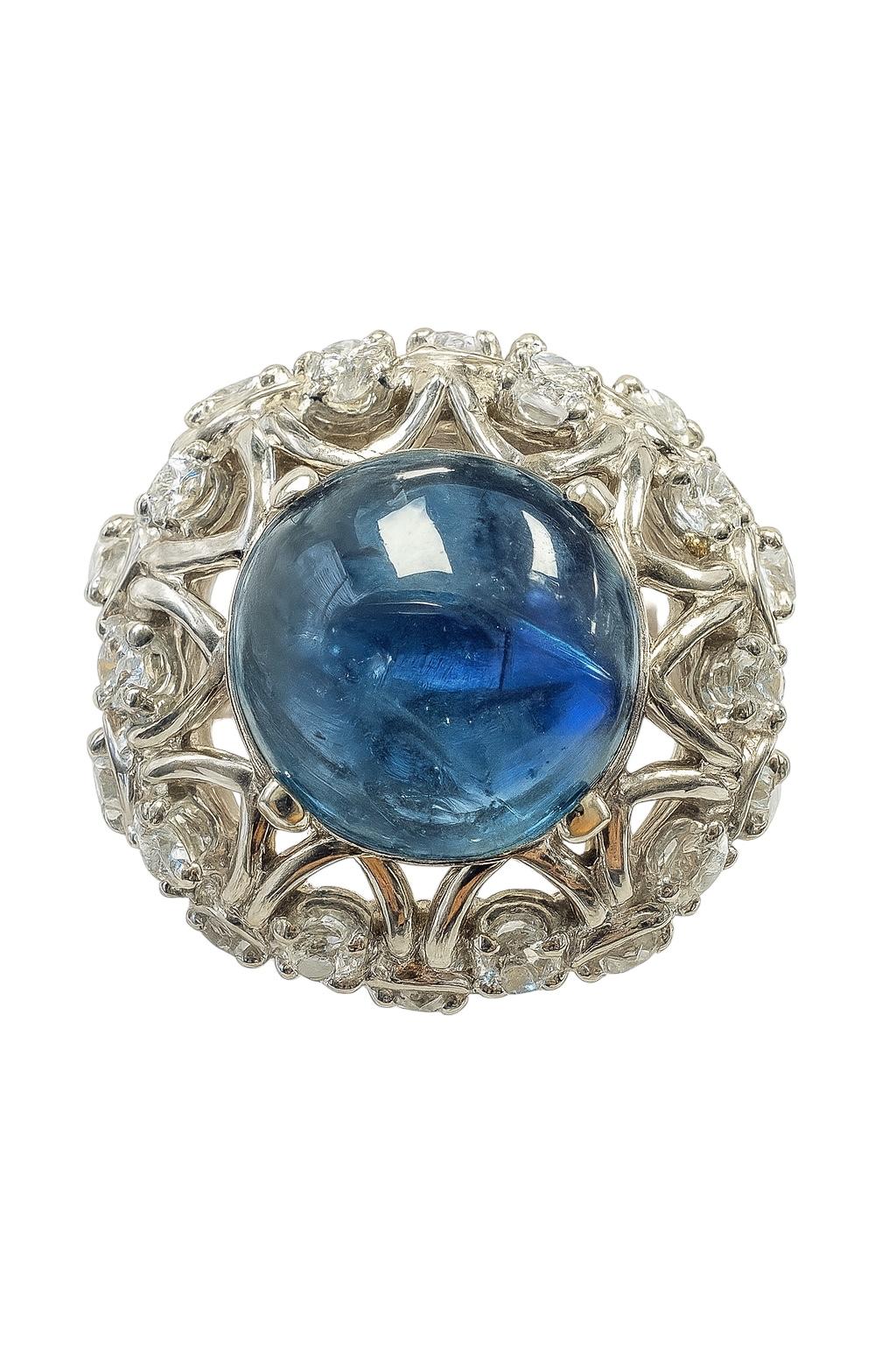 Anello in platino con zaffiro cabochon e diamante a cupola in vendita