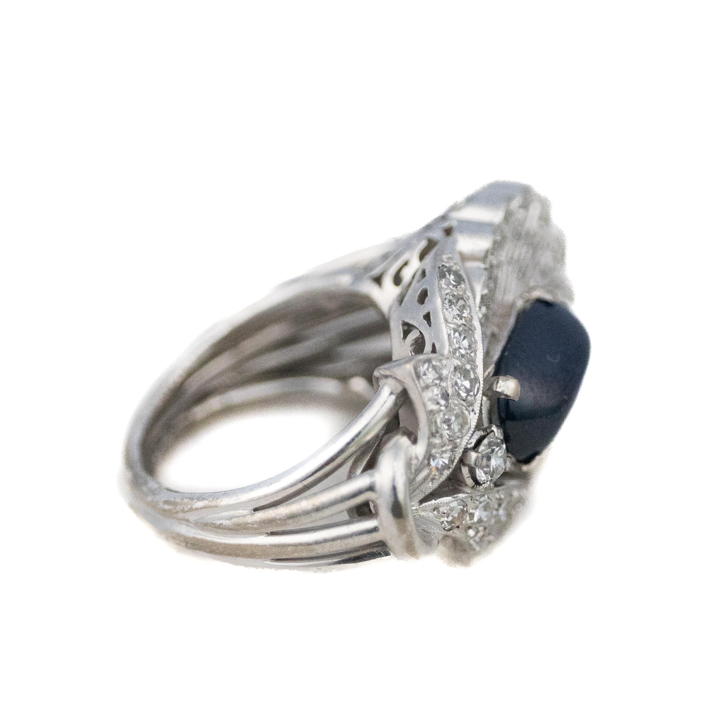 Platin Cabochon Saphir und Diamant Ring

Beschreibung: Ein auffälliger Platinring mit einem blauen Saphir im Cabochon-Schliff, umrahmt von einem strahlenden Design aus Brillanten. Die Diamanten sind elegant in geschwungenen, fächerartigen Kanälen