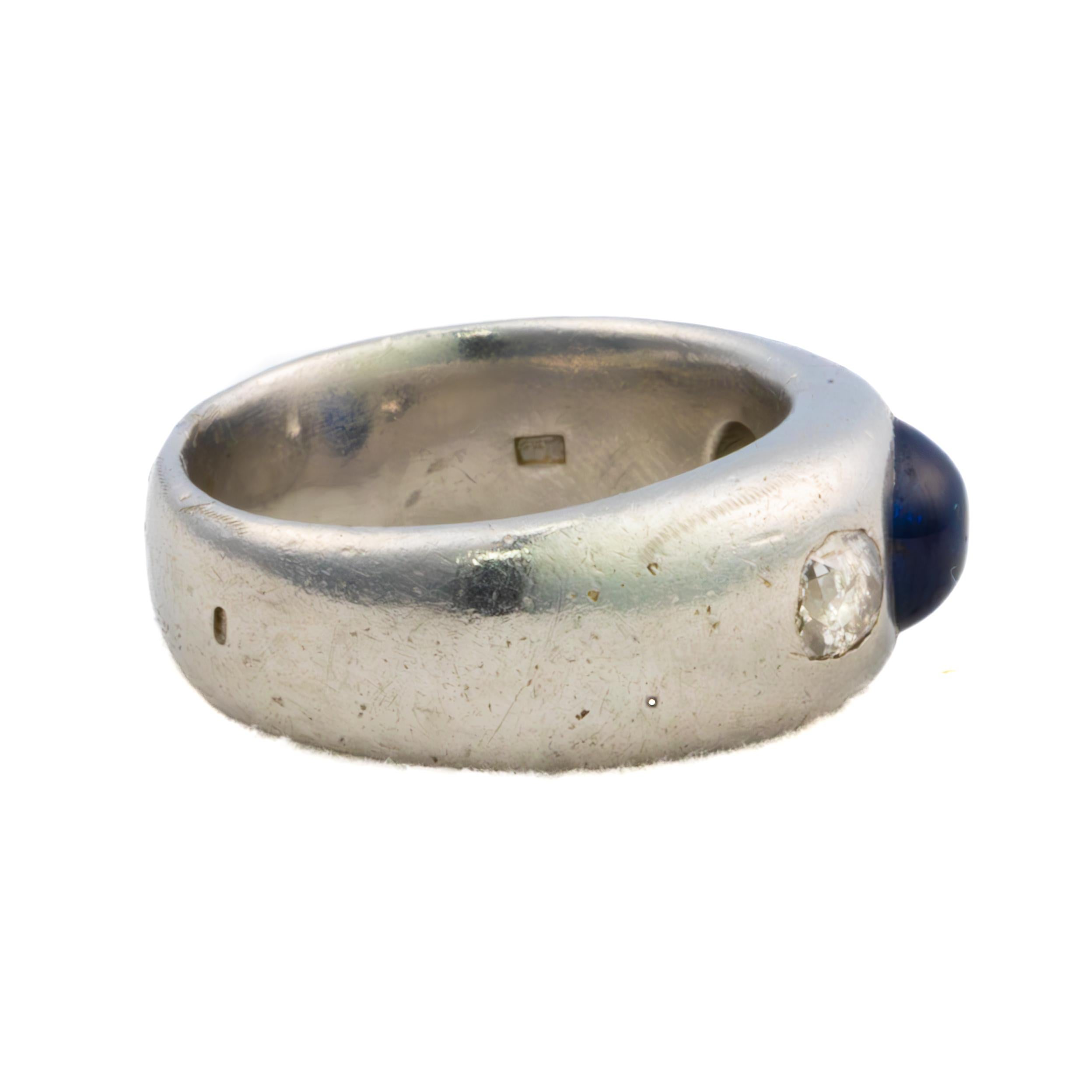 Anello Gypsy in platino con zaffiro cabochon e diamante a tre pietre

Descrizione:
Anello zingaro vintage in platino con zaffiro cabochon blu intenso al centro, affiancato da due diamanti taglio old mine incastonati a filo nella fascia larga. La