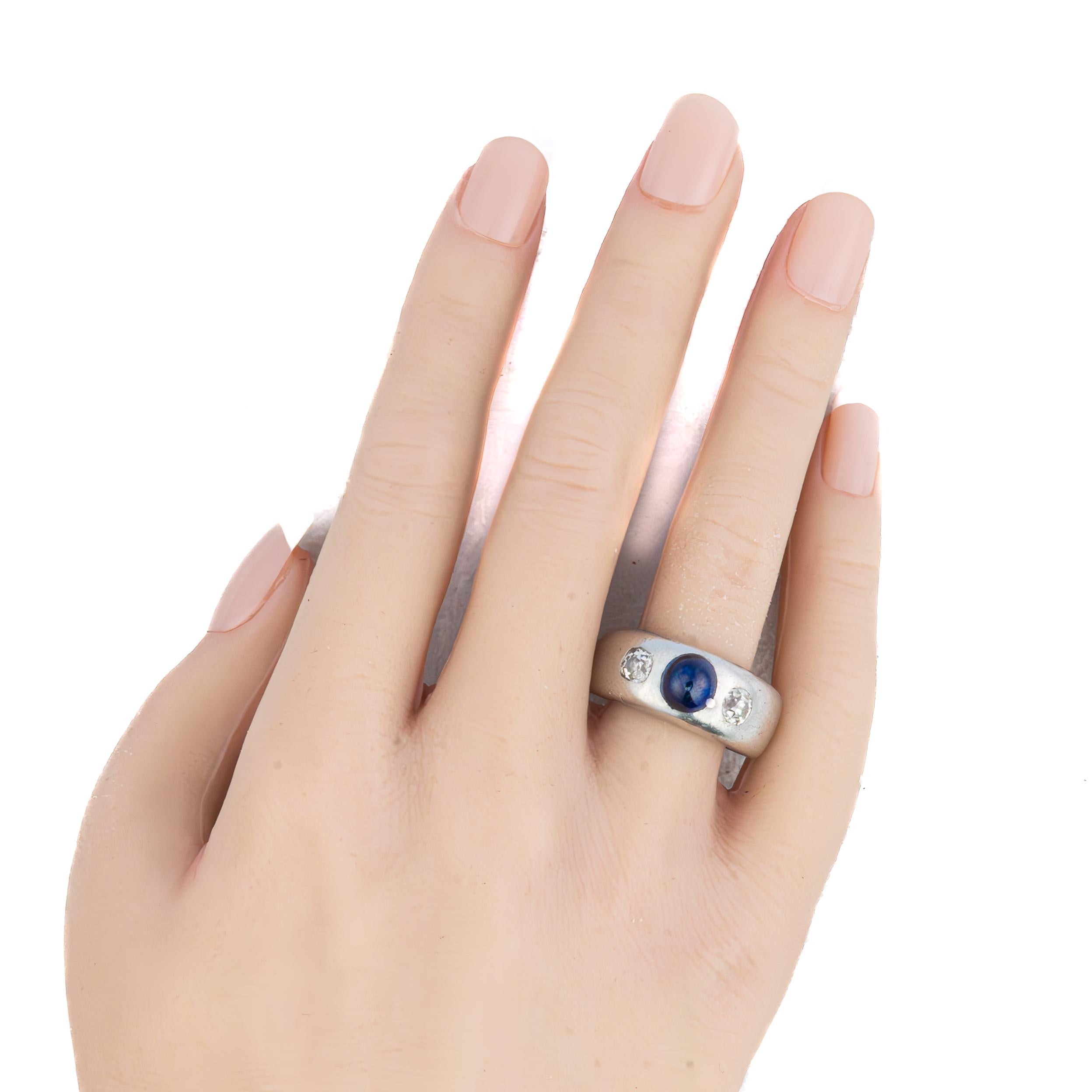 Rétro Anello Gypsy in platino con zaffiro cabochon e diamante a tre pietre in vendita