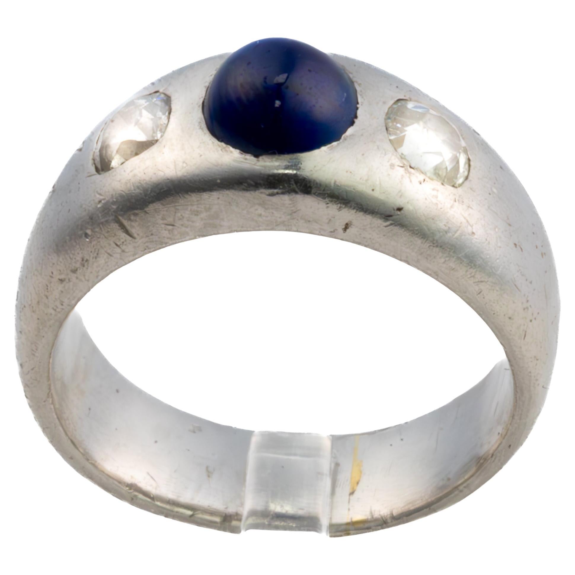 Anello Gypsy in platino con zaffiro cabochon e diamante a tre pietre in vendita