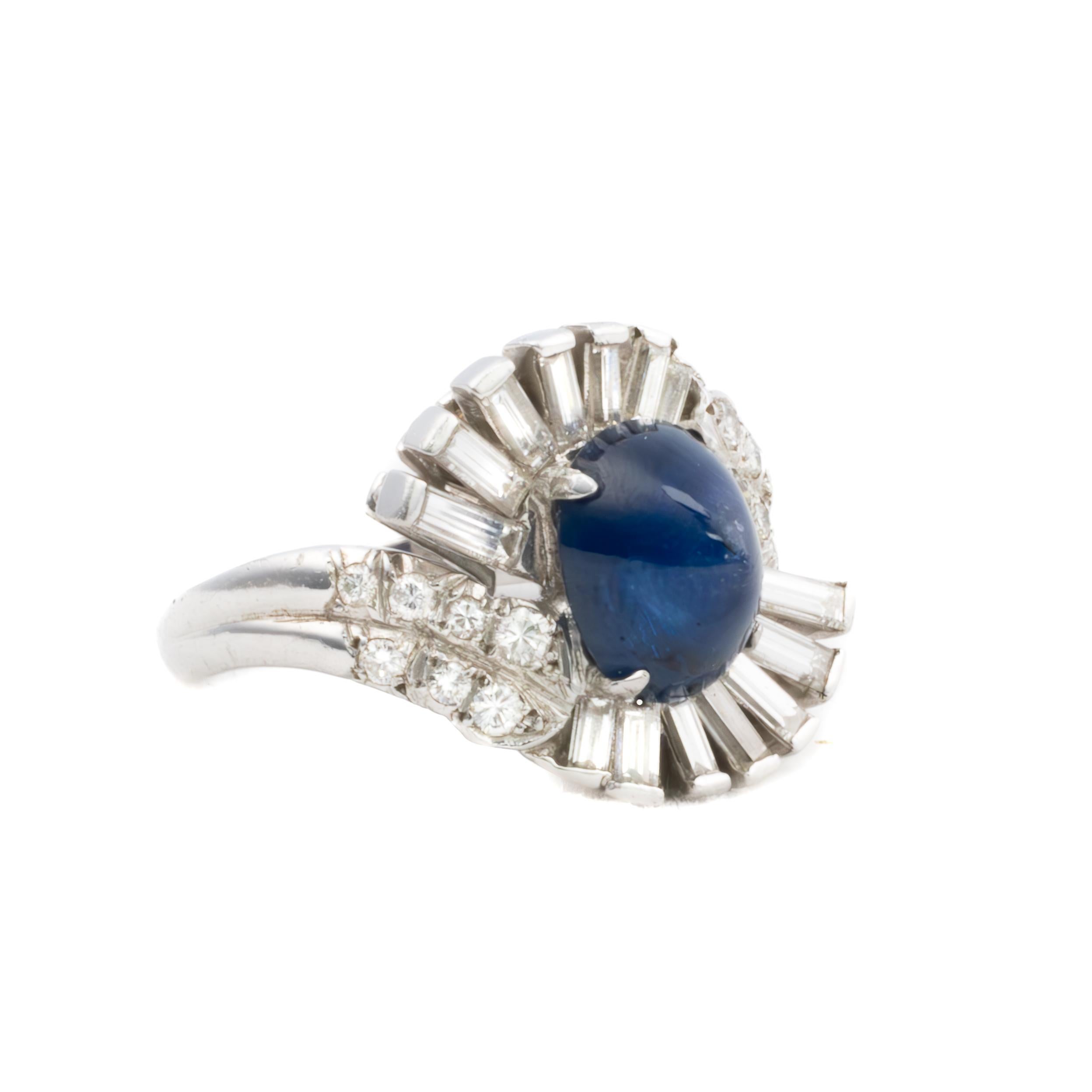 Platin Cabochon Saphir und Diamant Wellenring

Beschreibung: Ein raffinierter Platinring mit einem leuchtenden Cabochon-Saphir in der Mitte, der von einer strahlenden Anordnung von Diamanten im Baguette- und Rundschliff umgeben ist. Das kühne Design