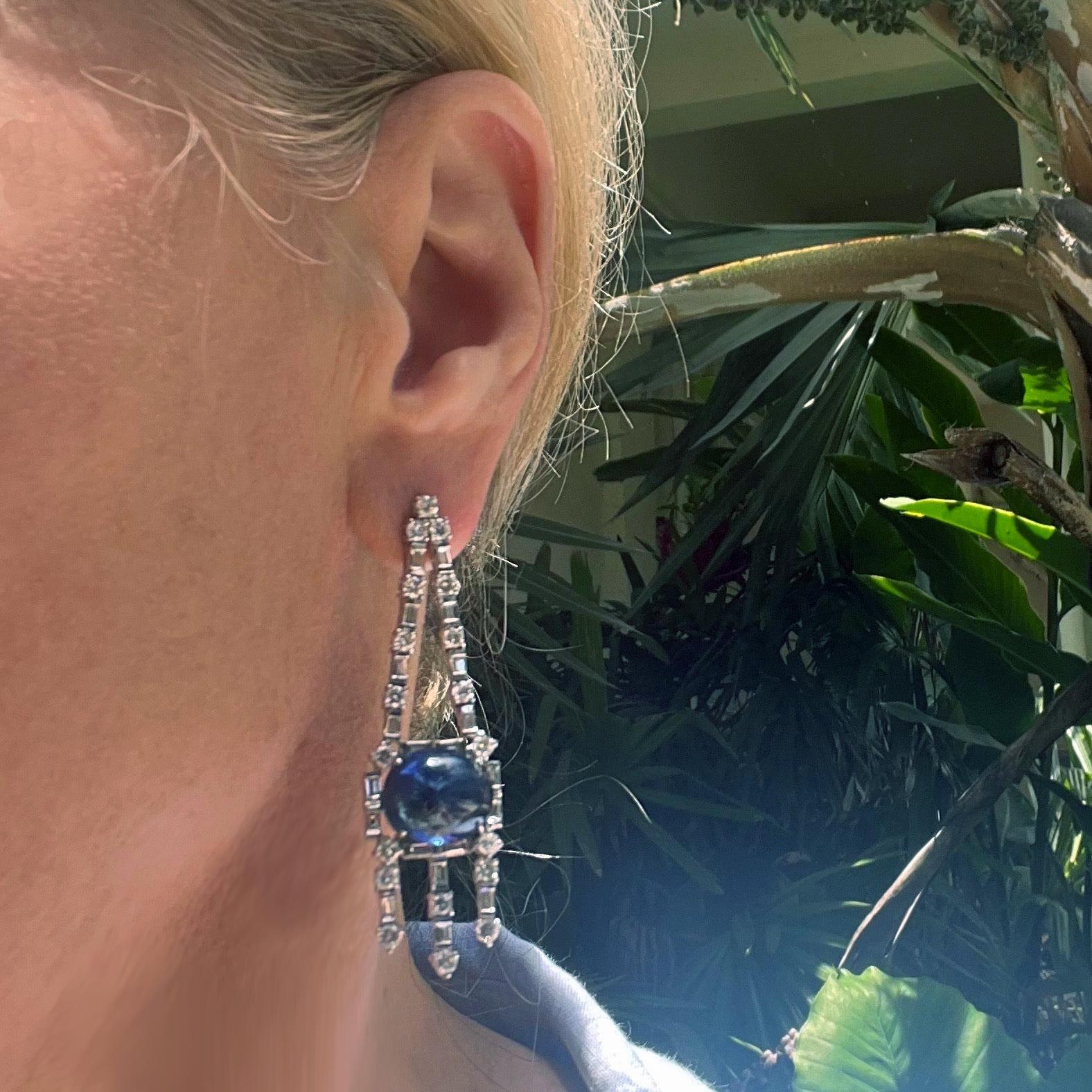 Boucles d'oreilles chandelier en platine, saphir et diamant Excellent état - En vente à Palm Beach, FL