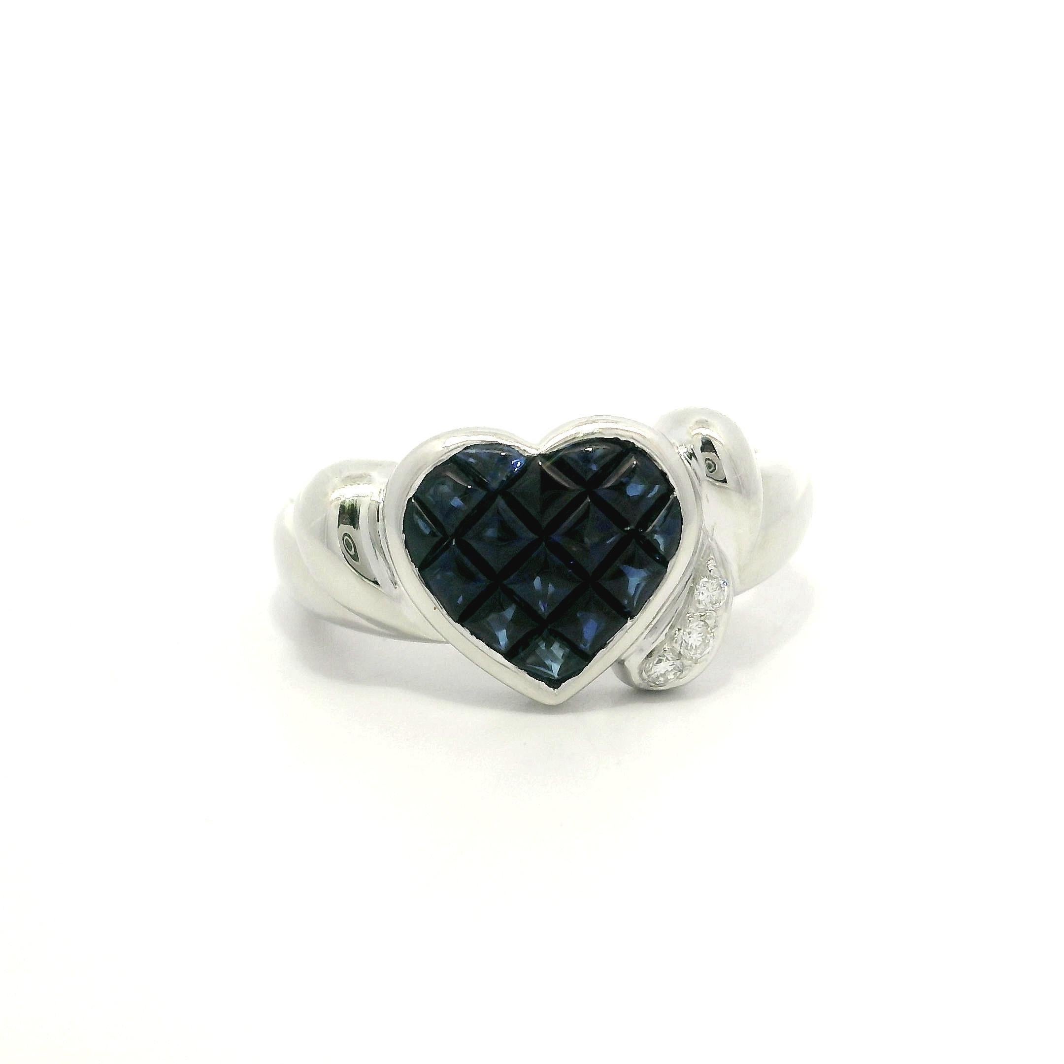 Anello in platino con zaffiro tagliato a cabochon e diamante con cuore incastonato invisibile in vendita 5