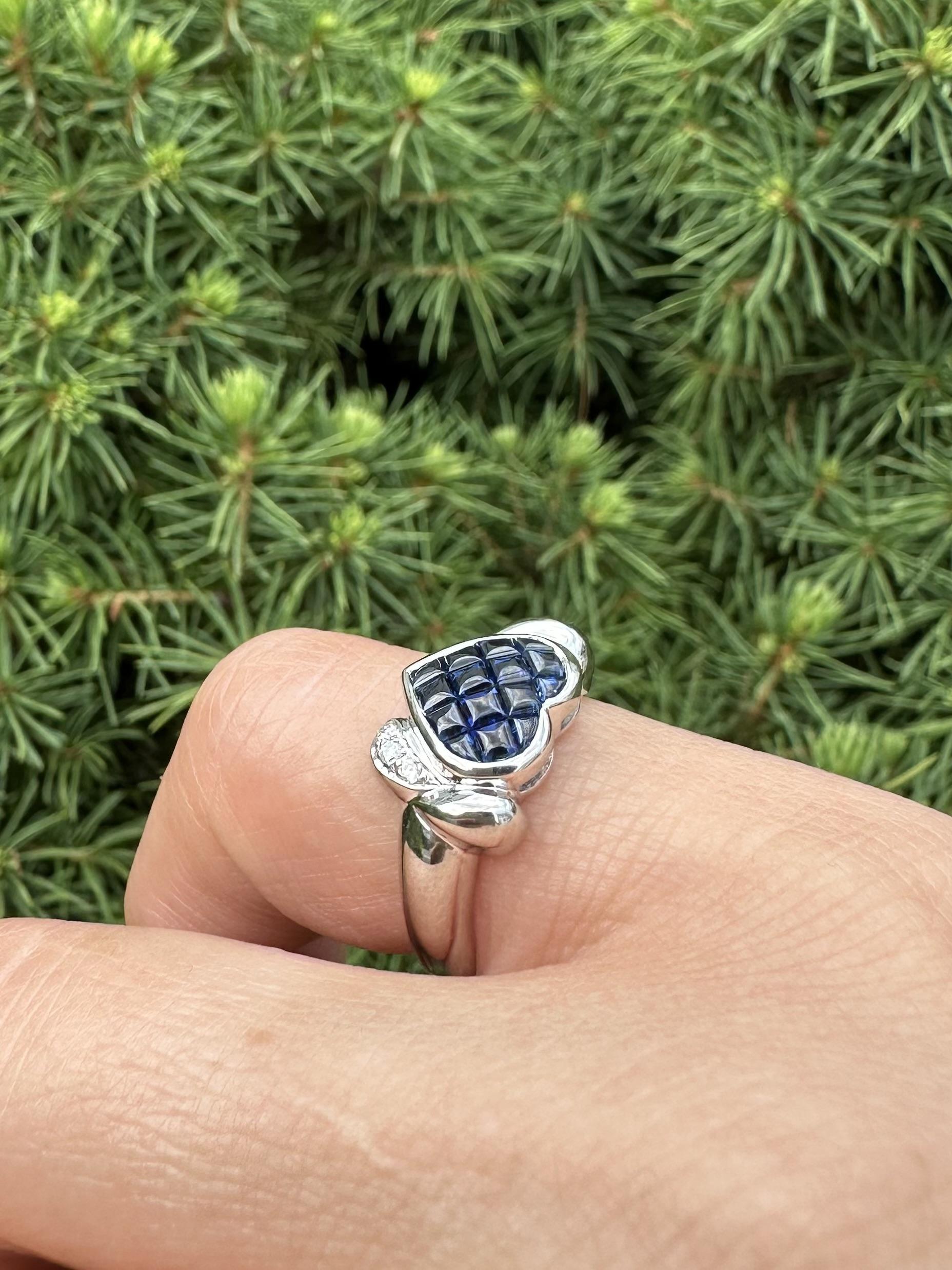 Anello in platino con zaffiro tagliato a cabochon e diamante con cuore incastonato invisibile in vendita 6