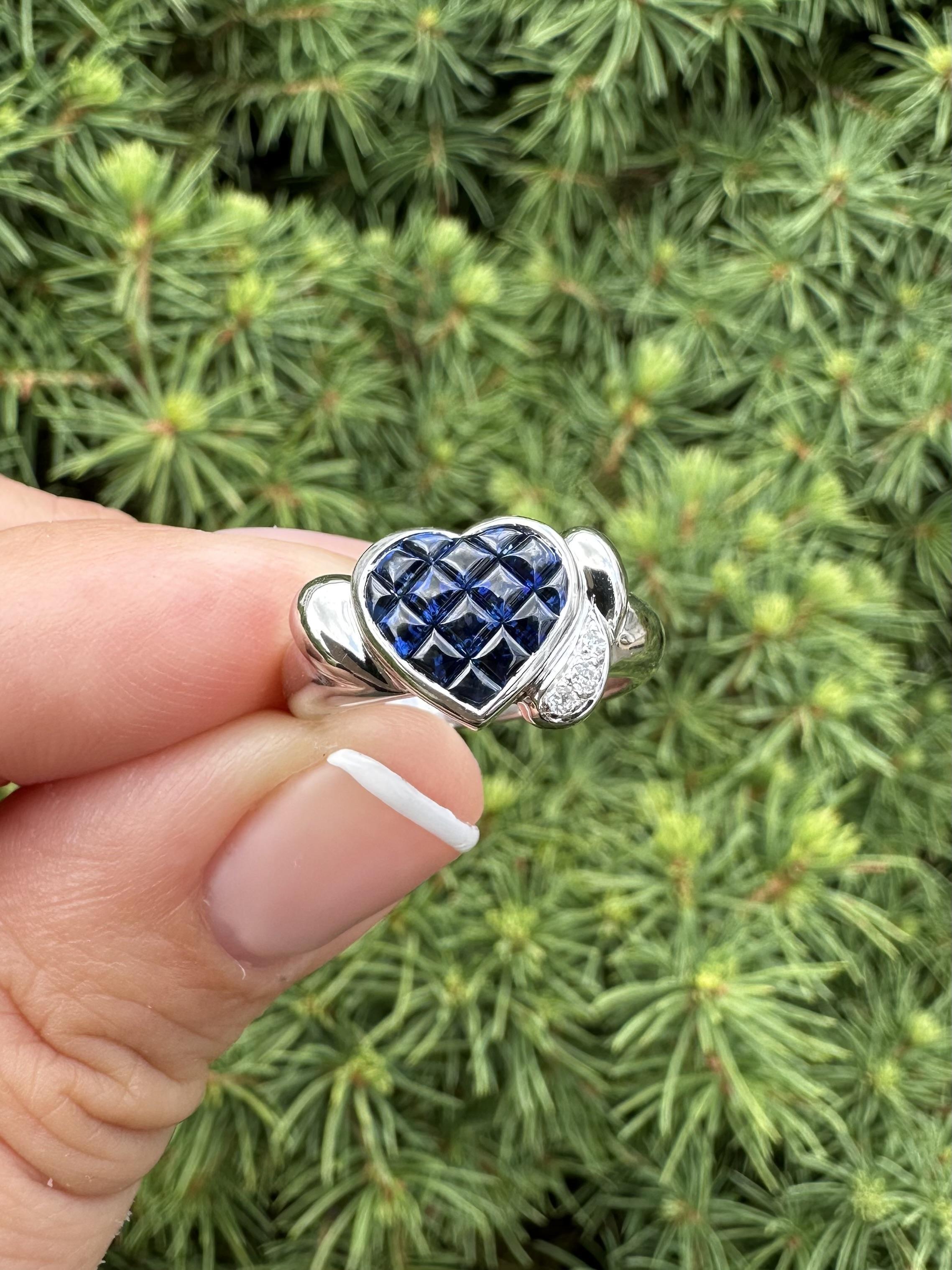 Anello in platino con zaffiro tagliato a cabochon e diamante con cuore incastonato invisibile in vendita 7