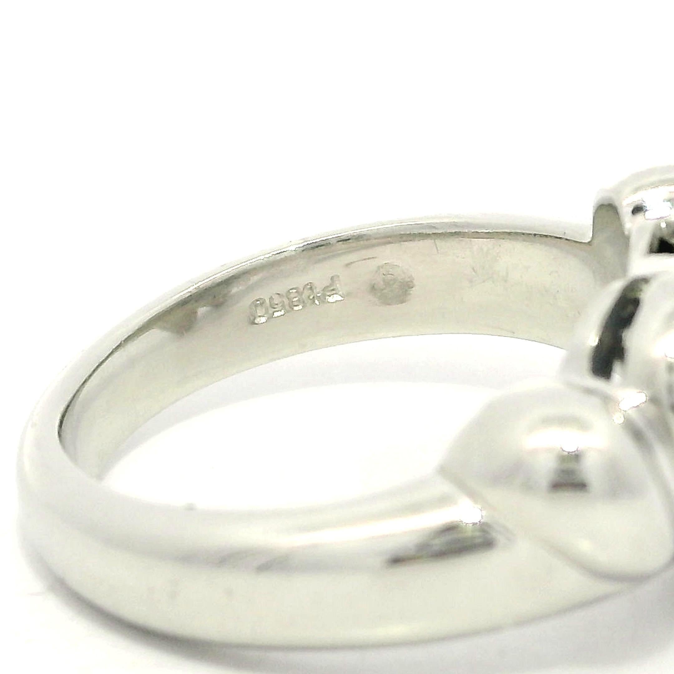 Cabochon Anello in platino con zaffiro tagliato a cabochon e diamante con cuore incastonato invisibile in vendita