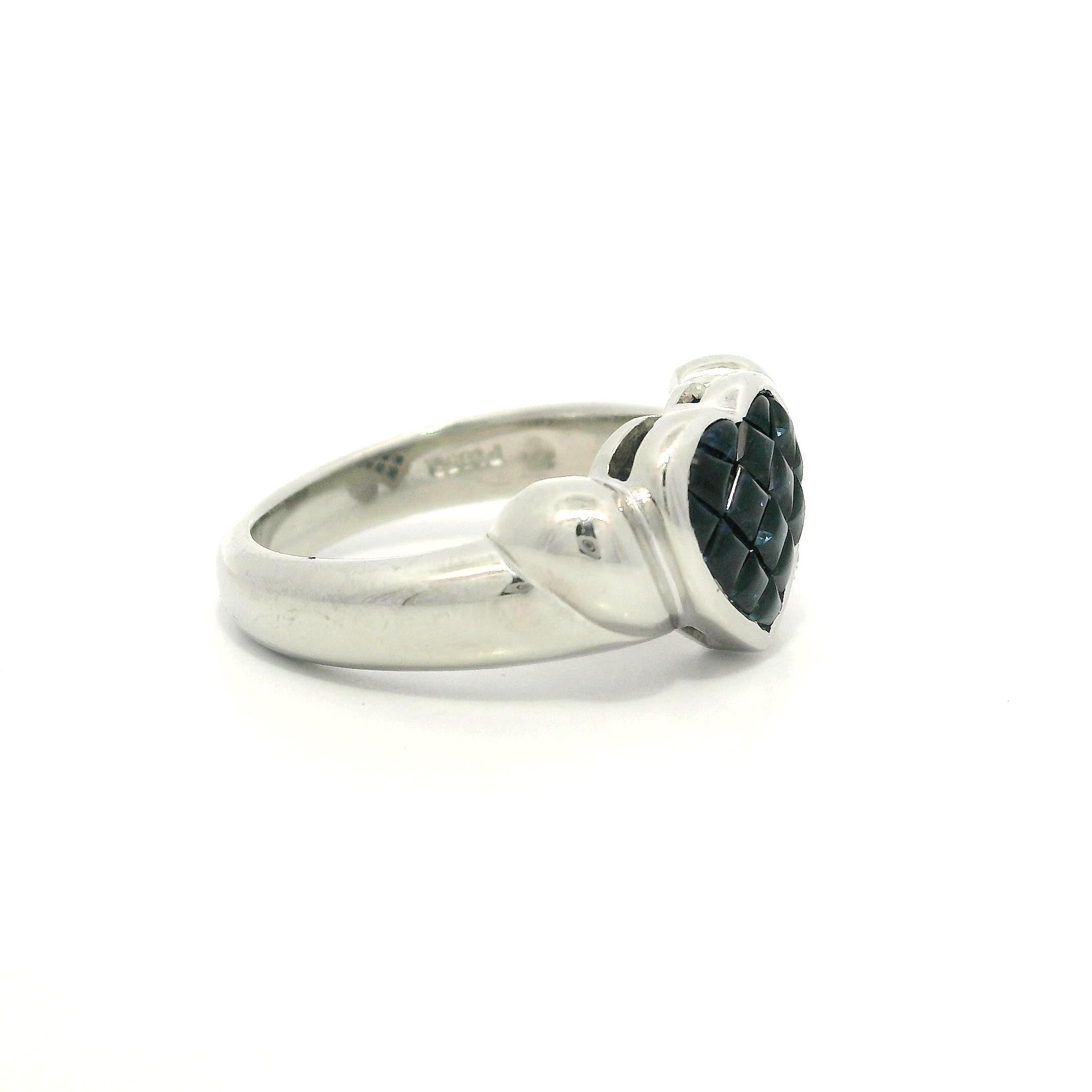 Donna Anello in platino con zaffiro tagliato a cabochon e diamante con cuore incastonato invisibile in vendita