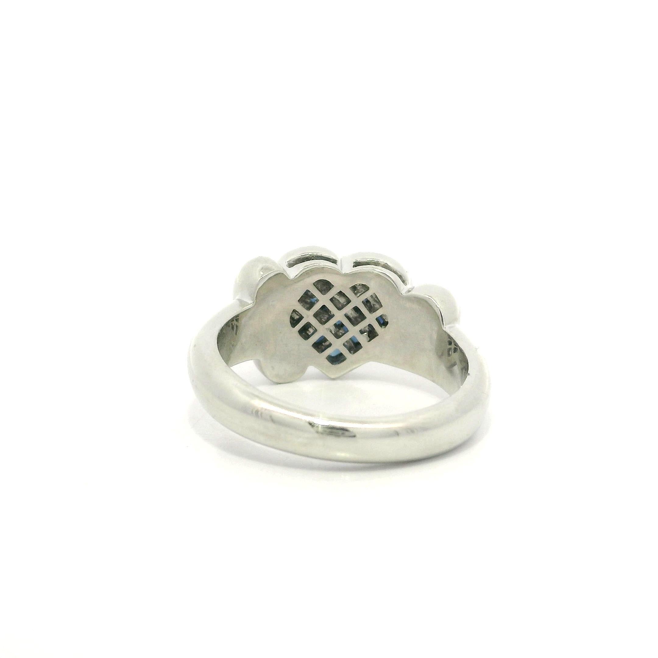 Anello in platino con zaffiro tagliato a cabochon e diamante con cuore incastonato invisibile in vendita 1