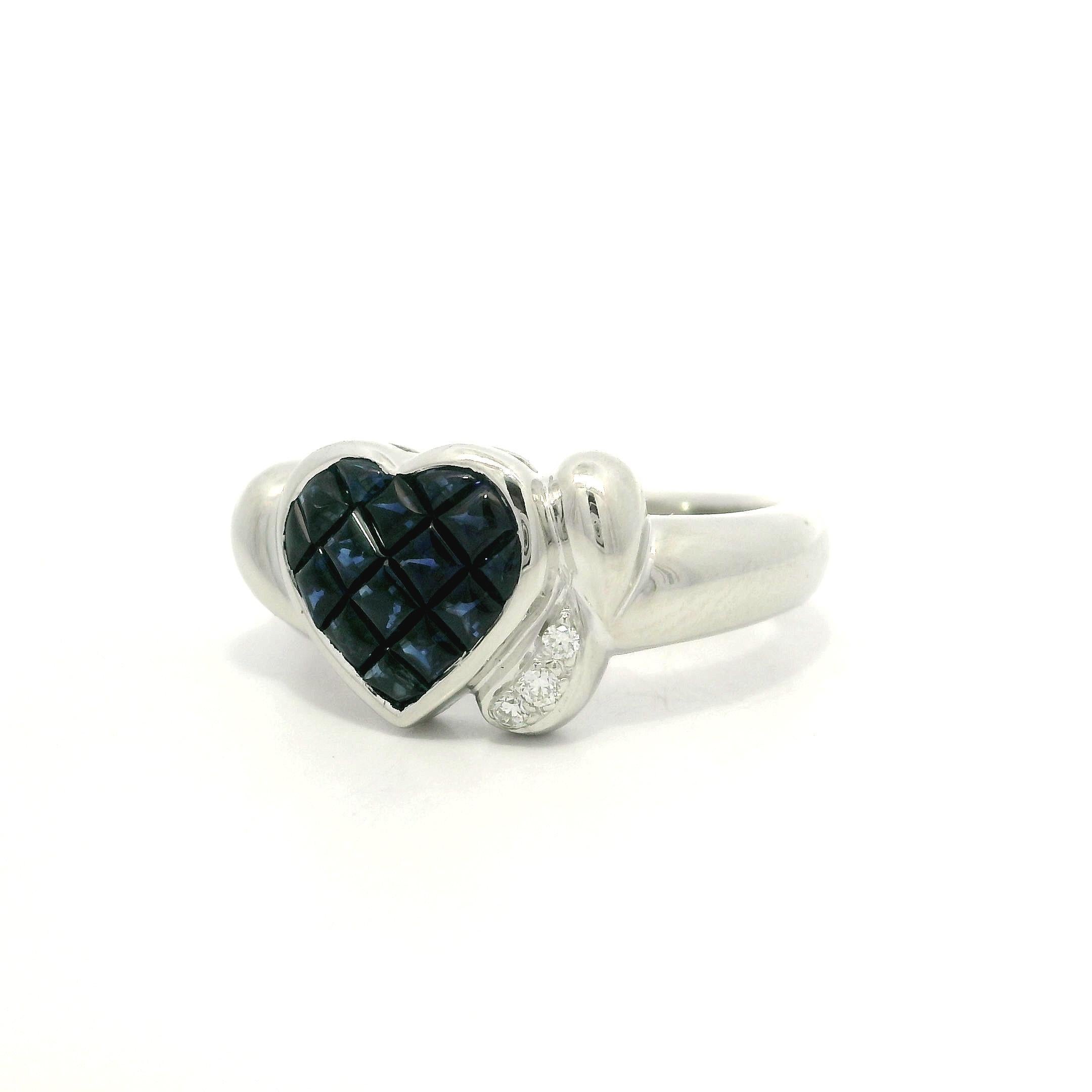 Anello in platino con zaffiro tagliato a cabochon e diamante con cuore incastonato invisibile in vendita 2