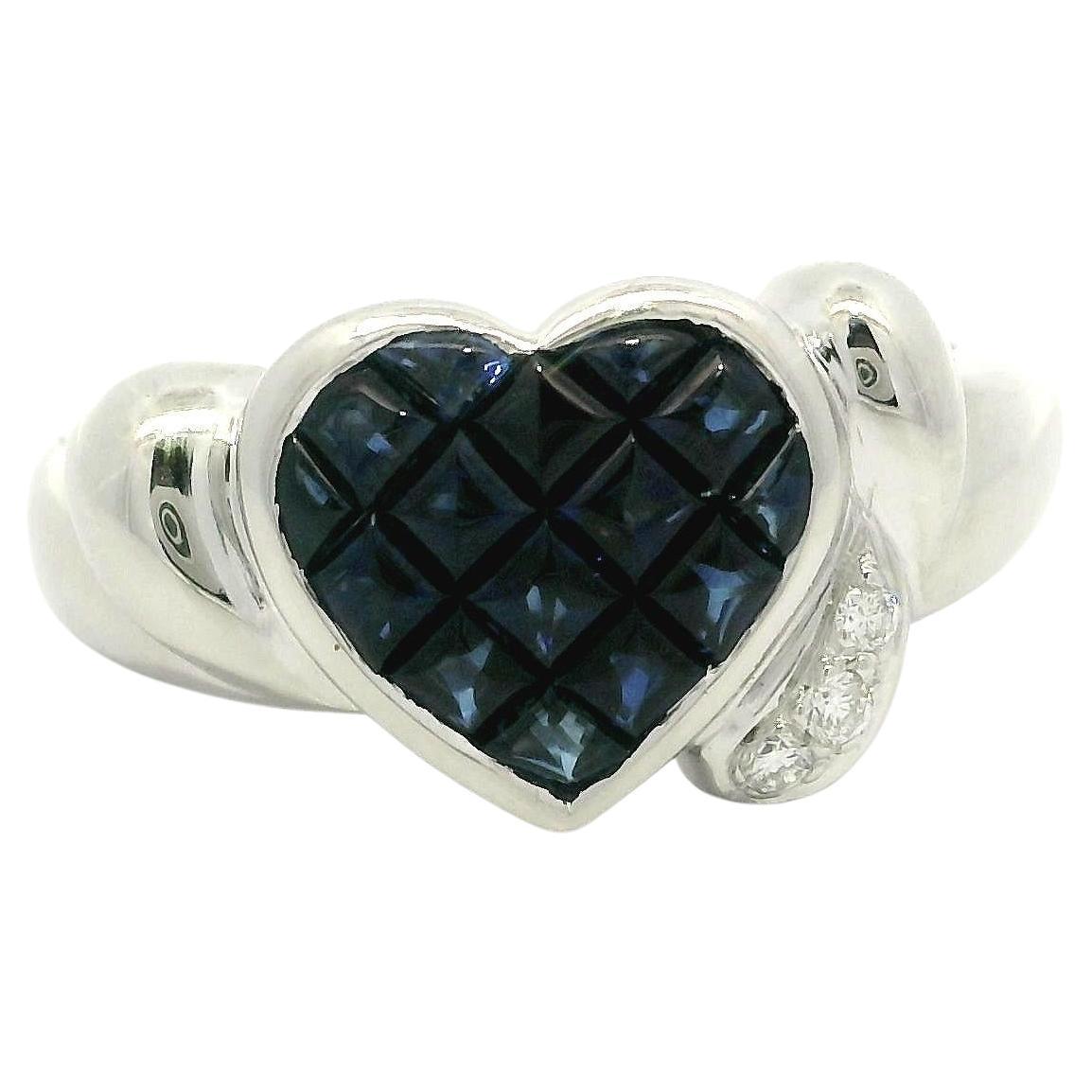 Anello in platino con zaffiro tagliato a cabochon e diamante con cuore incastonato invisibile