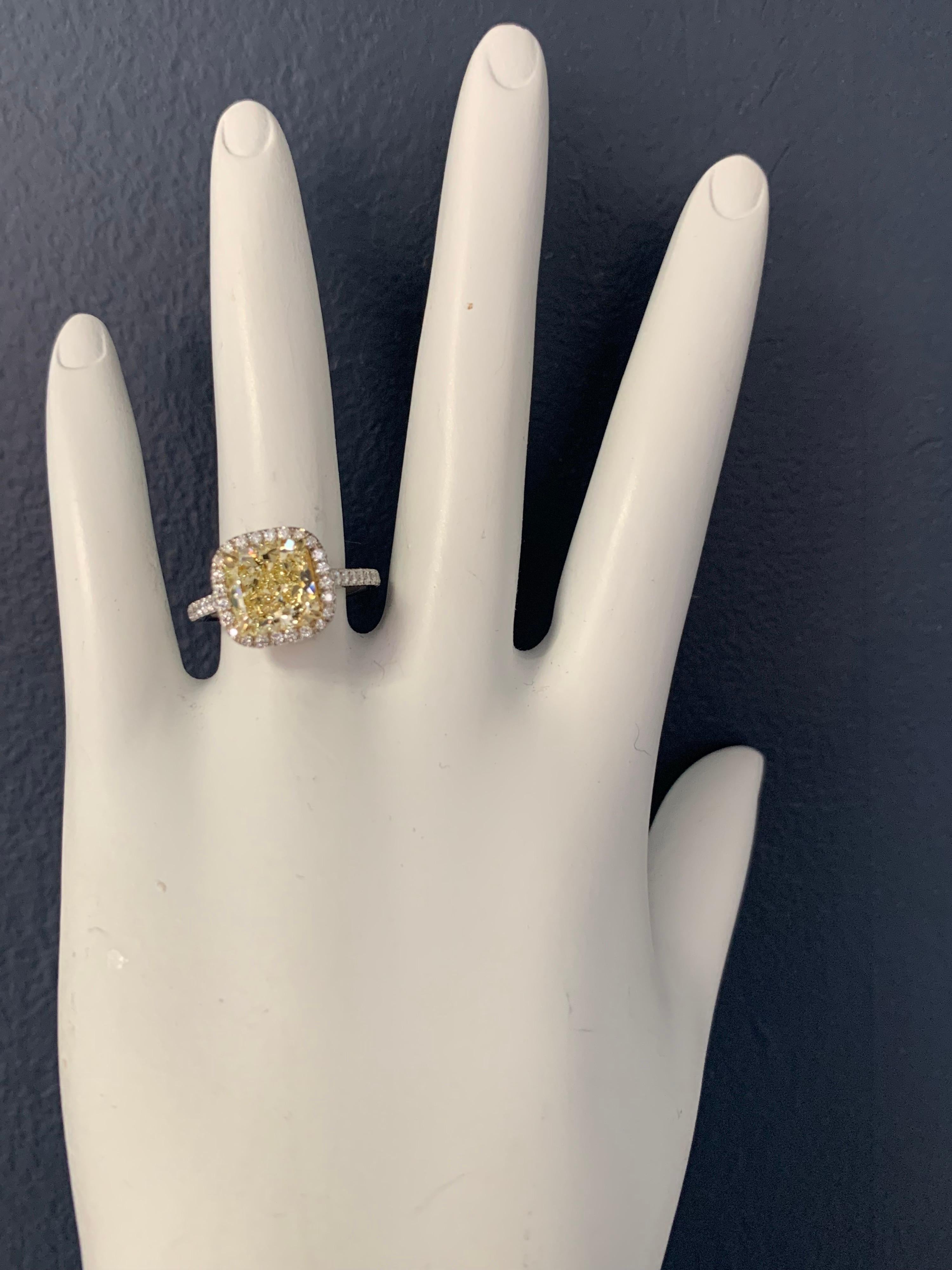 Women's or Men's GIA Certified 2.64 Carat Natural Fancy Yellow VVS1 Diamond Plat Engagement Ring For Sale