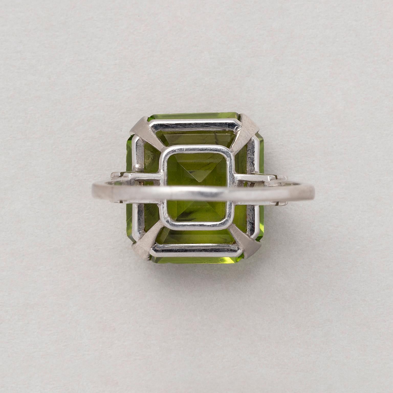 Platinum Cartier Ring with Peridot and Diamond In Good Condition For Sale In Amsterdam, NL