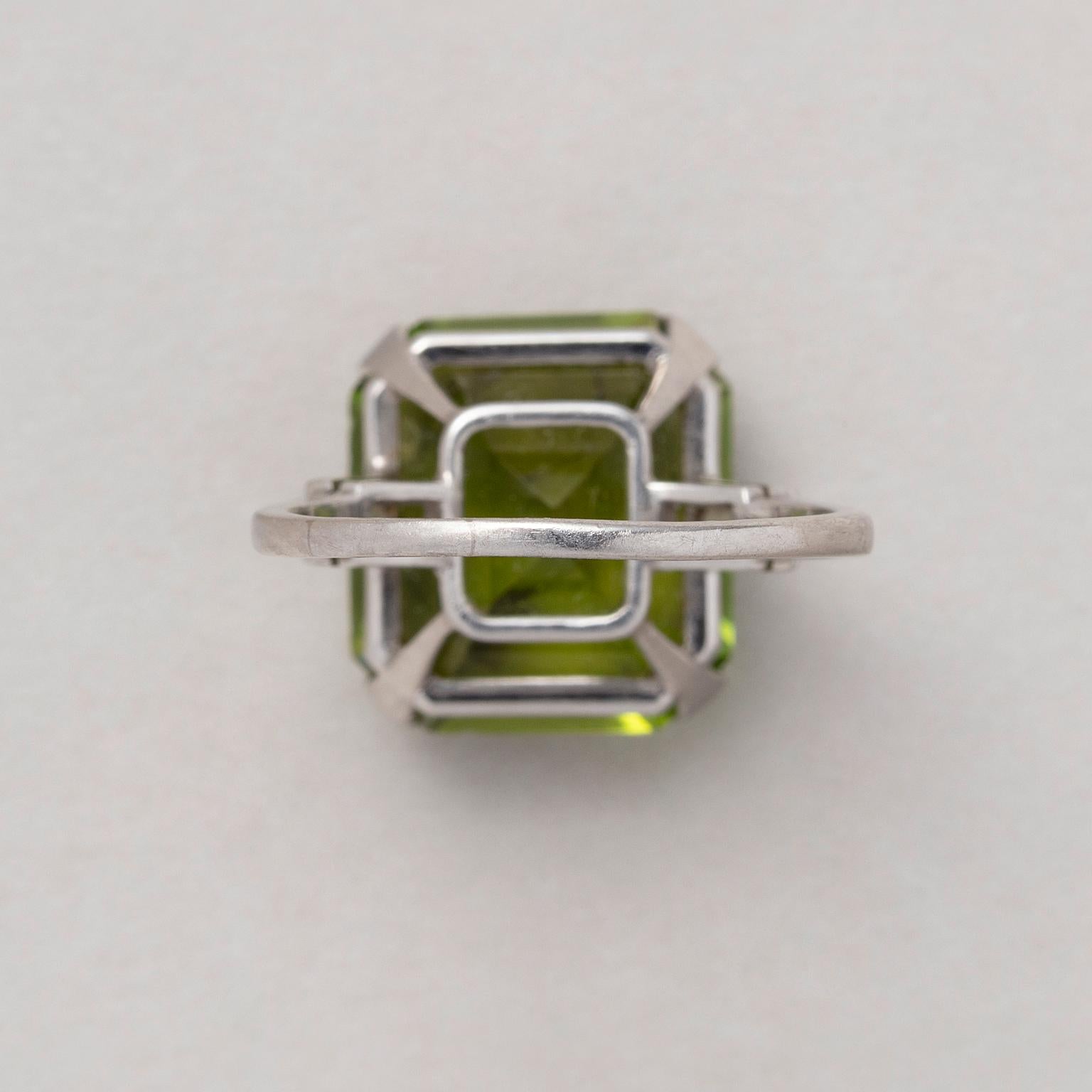Women's or Men's Platinum Cartier Ring with Peridot and Diamond For Sale