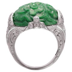 Bague dôme en jade sculpté et diamant en platine