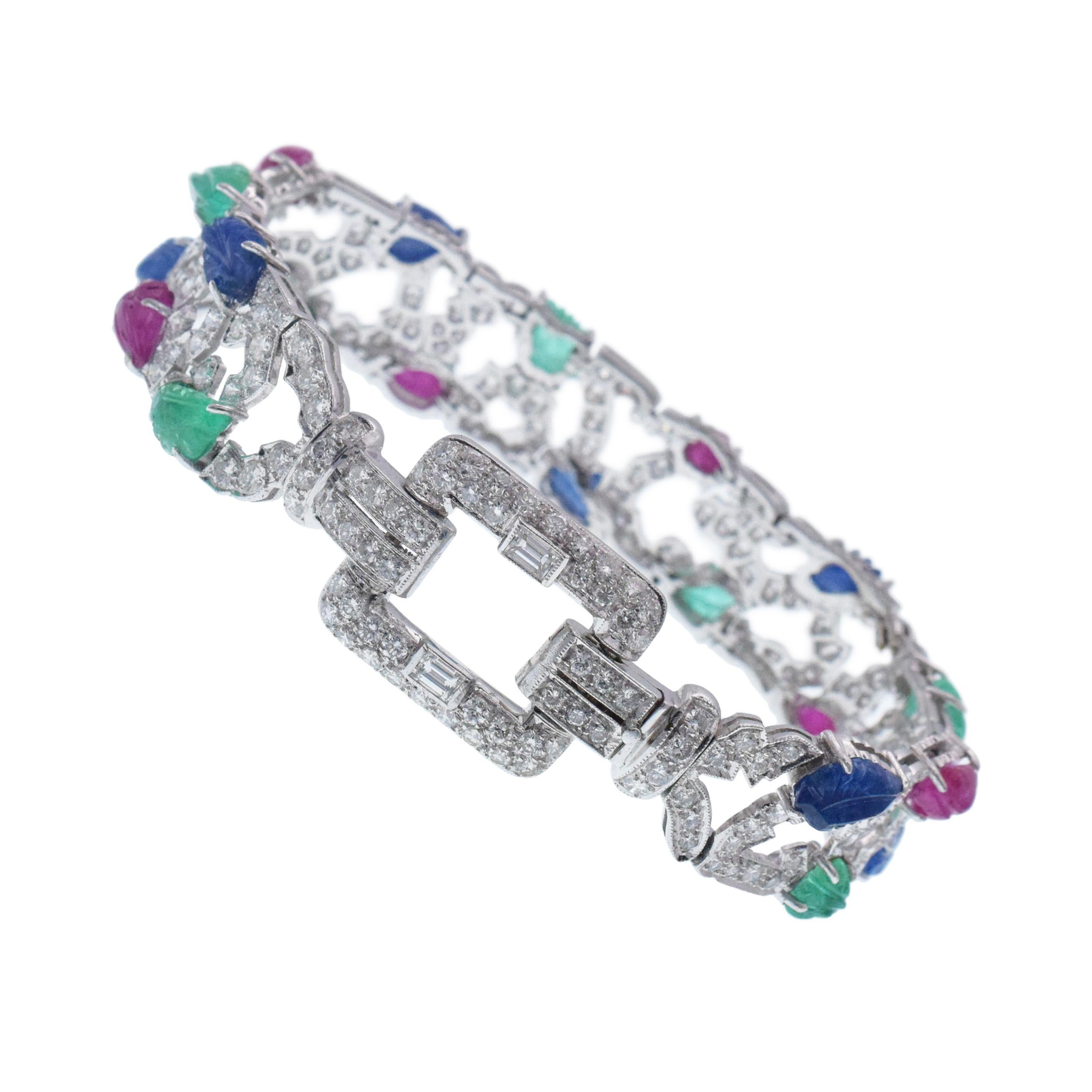 Artista Platino, zaffiro di rubino intagliato  Smeraldo  Bracciale con diamanti in vendita