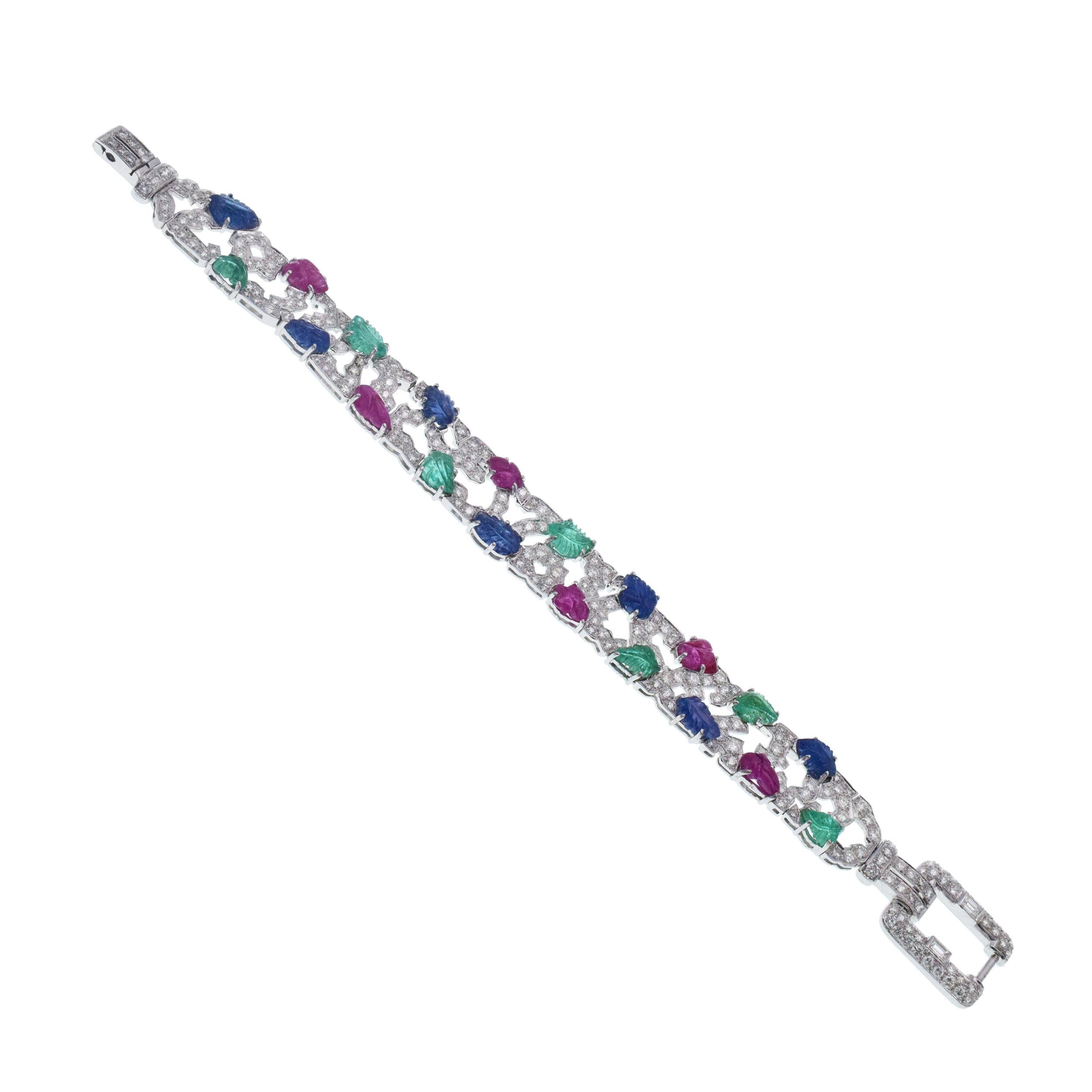 Taglio rotondo Platino, zaffiro di rubino intagliato  Smeraldo  Bracciale con diamanti in vendita