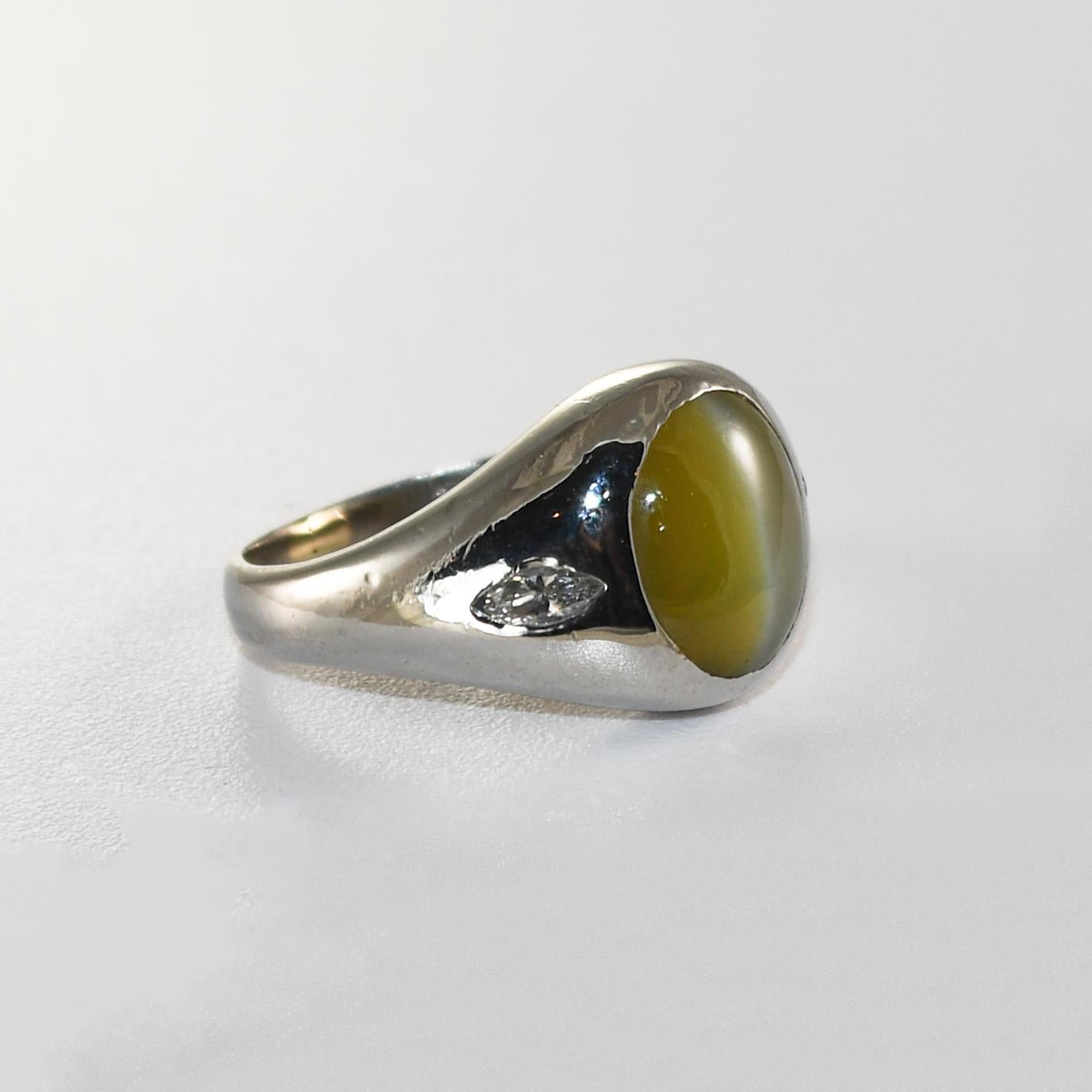Anello da donna in platino, con crisoberillo e diamanti.
L'anello risulta al 93% di platino con un analizzatore di metalli XRF.
Il crisoberillo è una pietra rara rispetto al comune quarzo occhio di tigre.
La pietra tagliata a cabochon misura 10 x 8