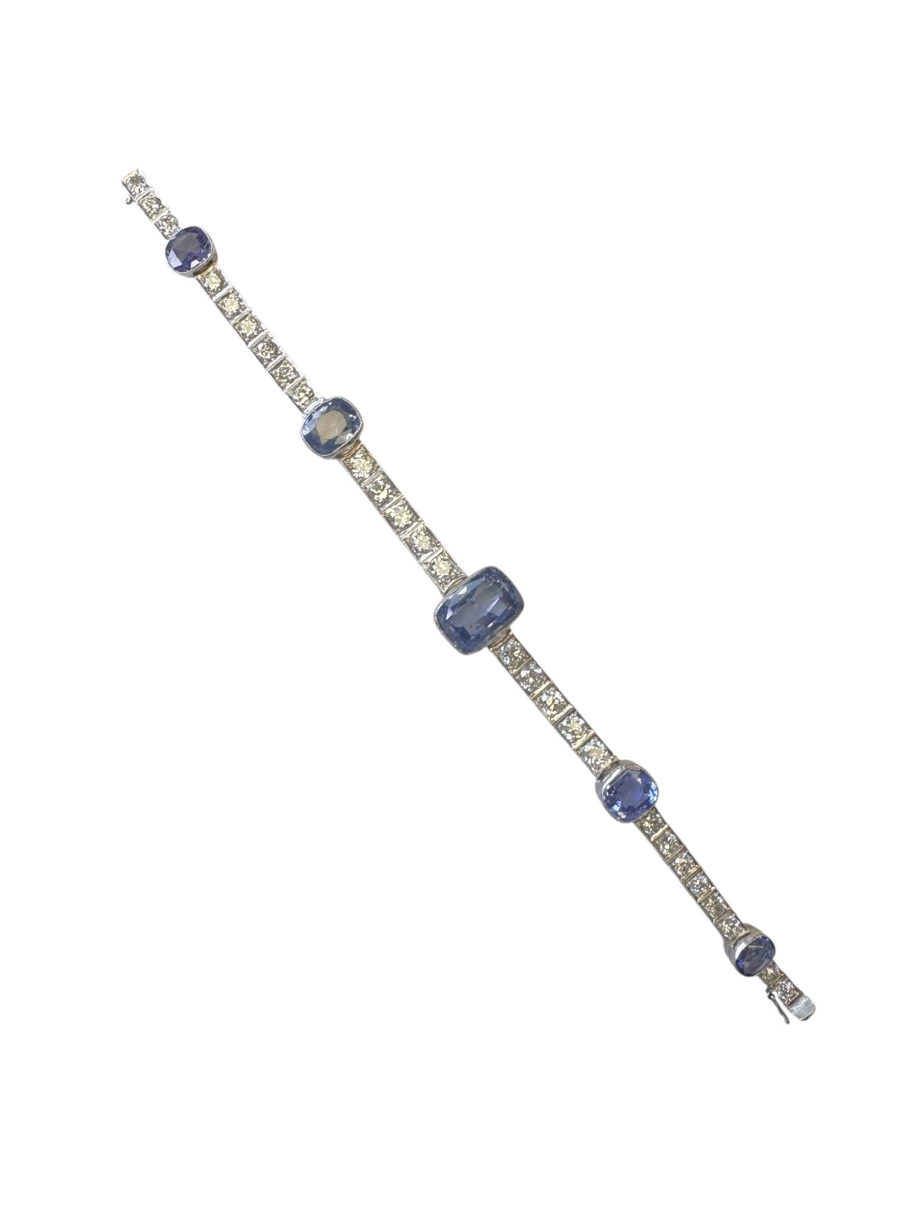 Magnifique bracelet en platine, serti d'une série de saphirs de Ceylan d'une valeur totale de 19,05 carats. Les saphirs, taillés en coussin et en ovale, présentent le bleu bleuet velouté classique associé à l'origine sri-lankaise. Entre les saphirs