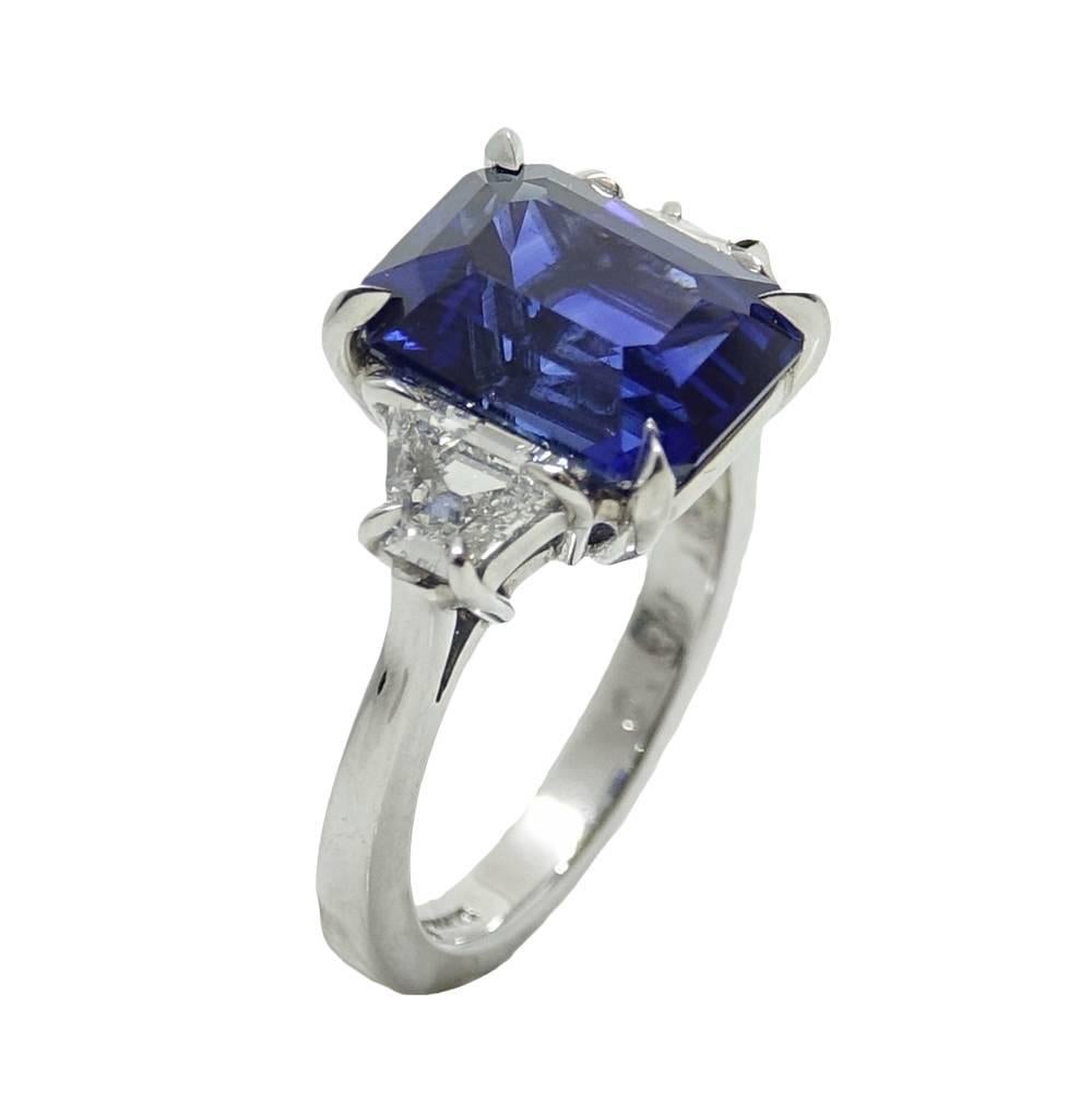 Platinum Ceylon Sapphire and Diamond Ring In New Condition For Sale In Naples, FL