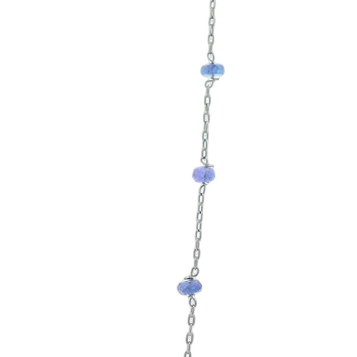 Descubre la elegancia de nuestra exquisita Cadena de Platino, bellamente acentuada con 24 Zafiros Azules naturales. Esta impresionante pieza exhibe una armoniosa mezcla de elegante platino y los cautivadores tonos azul oscuro de los zafiros. Cada