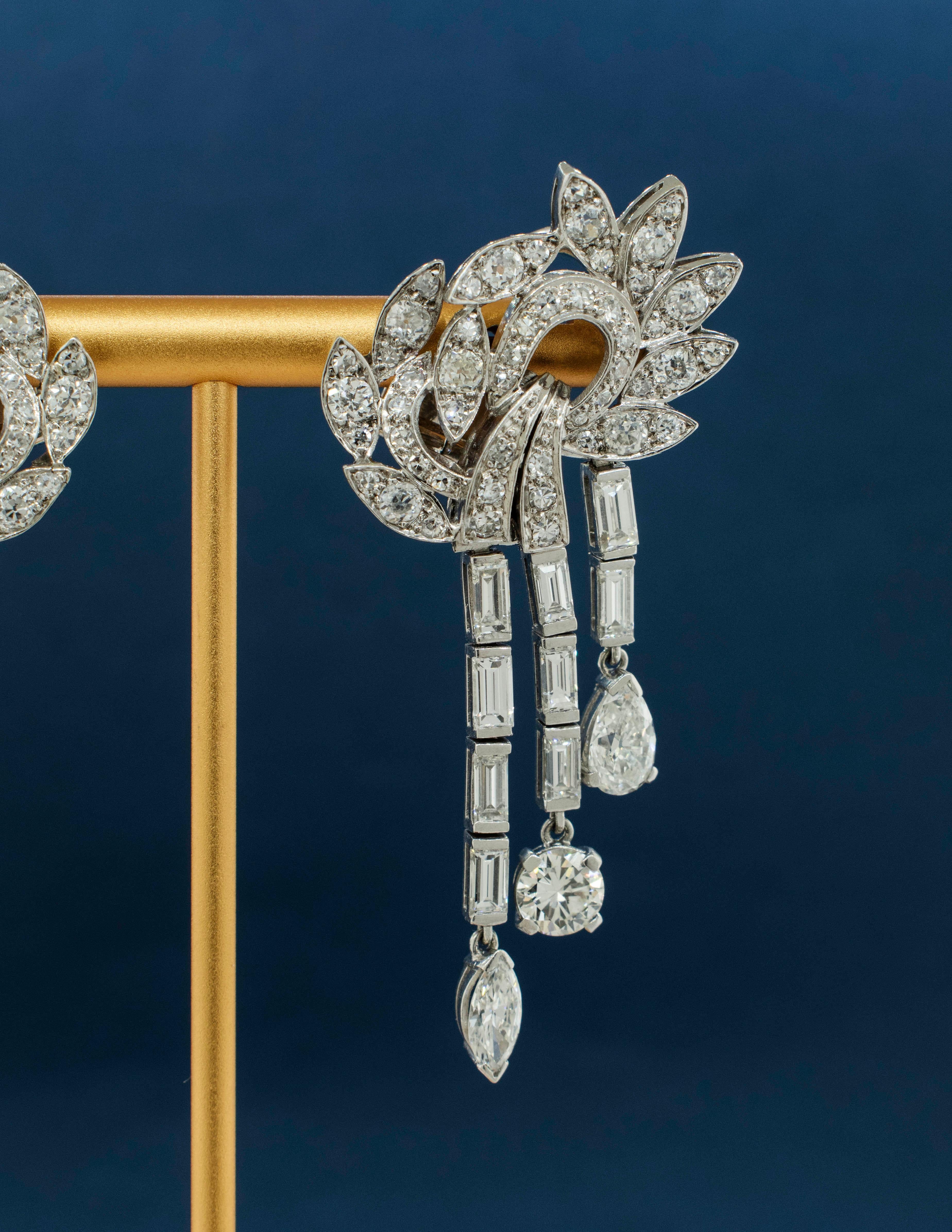 Platin-Diamant-Kronleuchter-Ohrringe im Vintage-Look aus der Zeit des Art déco. Es sind 10 Karat natürliche Diamanten im Brillant-, Europa-, Marquise-, Birnen- und Baguetteschliff.  Das obere Motiv hat ein dramatisches Sonnenschliff-Muster aus alten