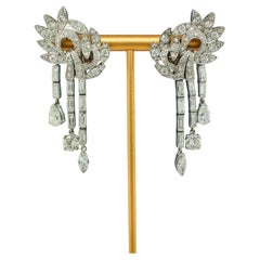 Boucles d'oreilles lustre en platine avec environ 10 carats de diamants
