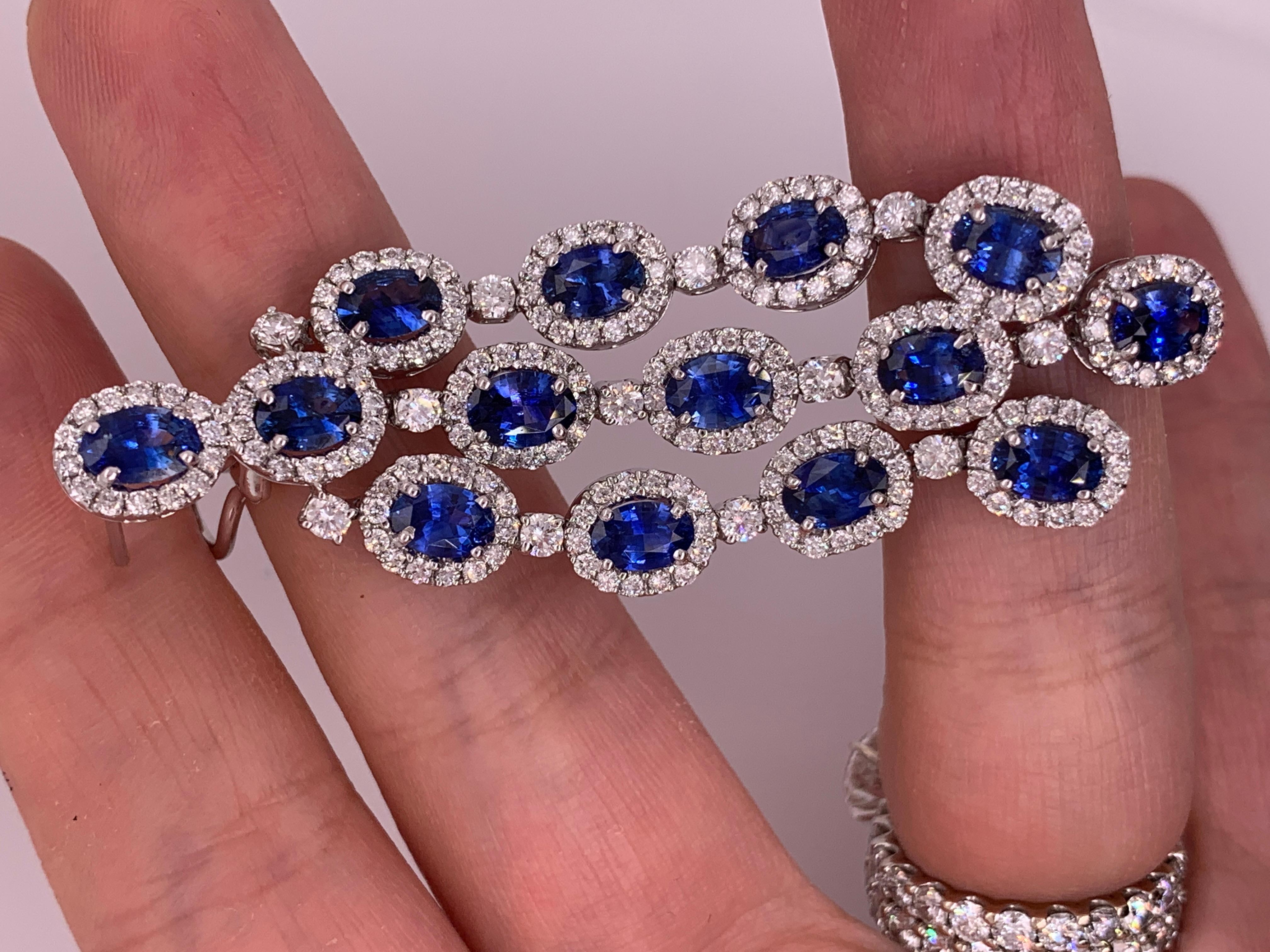 Taille ovale Diana M. Boucles d'oreilles lustre en platine avec saphirs et diamants en vente