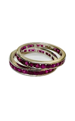 Alliances « Eternity » en platine serties de rubis ronds de 2,20 carats