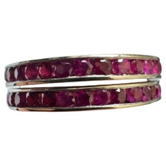 Alliances « Eternity » en platine serties de rubis ronds de 2,20 carats