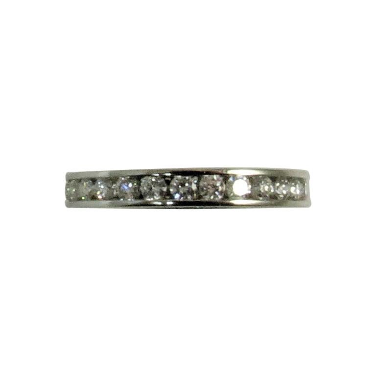 Anillo de platino de canal con diamantes redondos de 0,95 quilates en venta