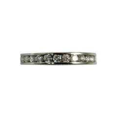 Anello a fascia in platino con incastonatura a canale e diamanti rotondi del peso di 0,95 carati