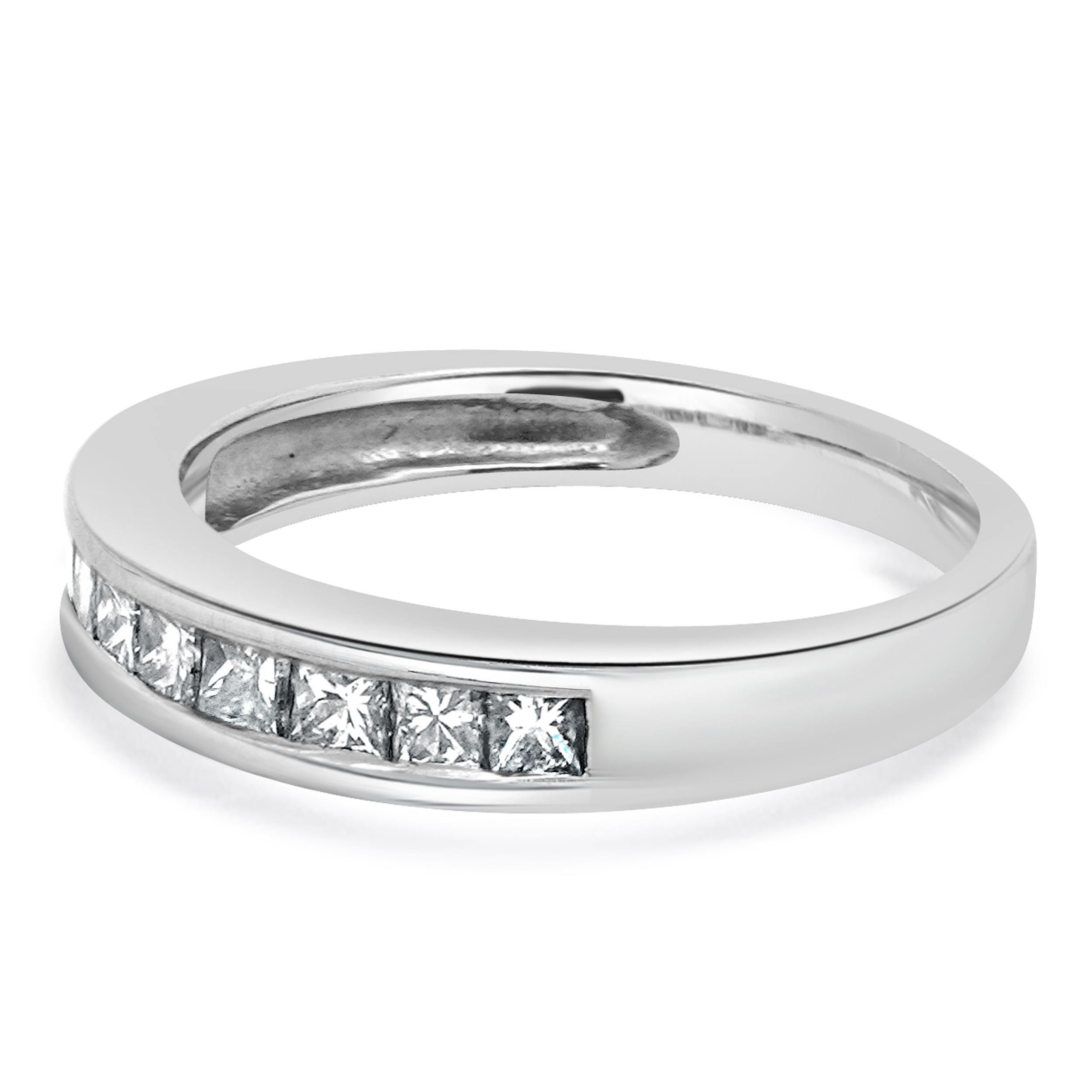 Designer: personalizzato
Materiale: platino
Diamante: 9 taglio princess = 0,72cttw
Colore: I
Chiarezza: SI1
Misura dell'anello: 6.5 (si prega di prevedere due giorni di spedizione in più per le richieste di misura)
Peso: 5.20 grammi
